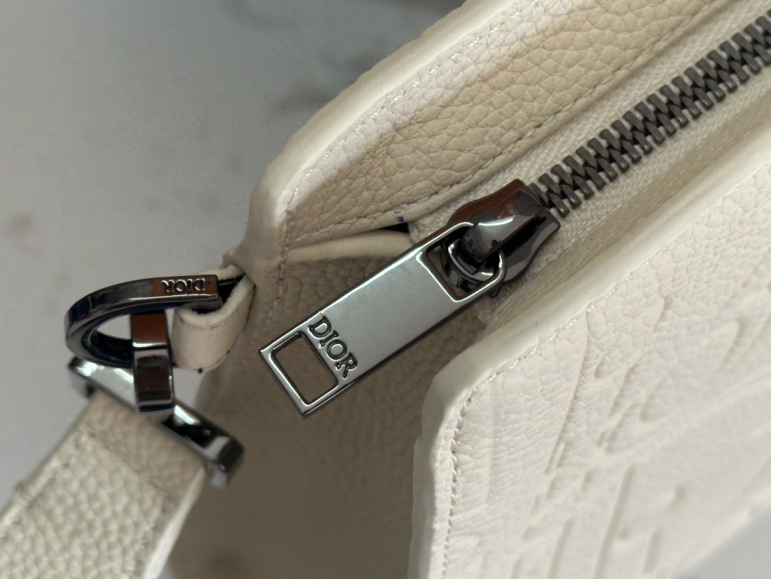    顶级 A5 手拿包黑色 Oblique 印花

编号2ESCA483YKY_H03E
尺寸：27×