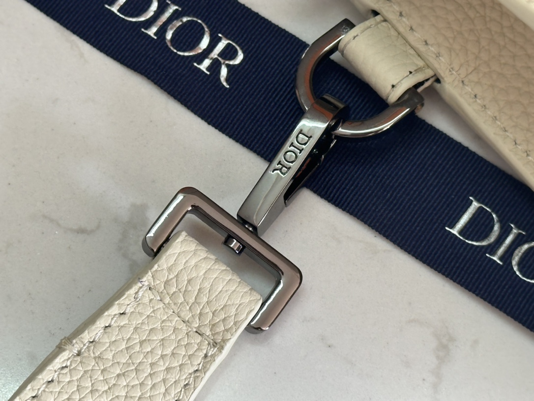    顶级 A5 手拿包黑色 Oblique 印花

编号2ESCA483YKY_H03E
尺寸：27×