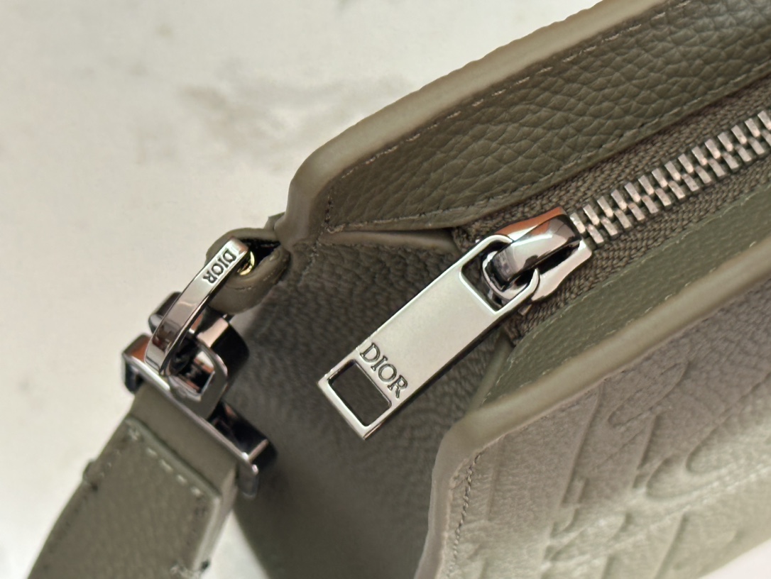    顶级 A5 手拿包黑色 Oblique 印花

编号2ESCA483YKY_H03E
尺寸：27×