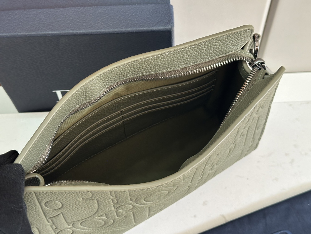    顶级 A5 手拿包黑色 Oblique 印花

编号2ESCA483YKY_H03E
尺寸：27×