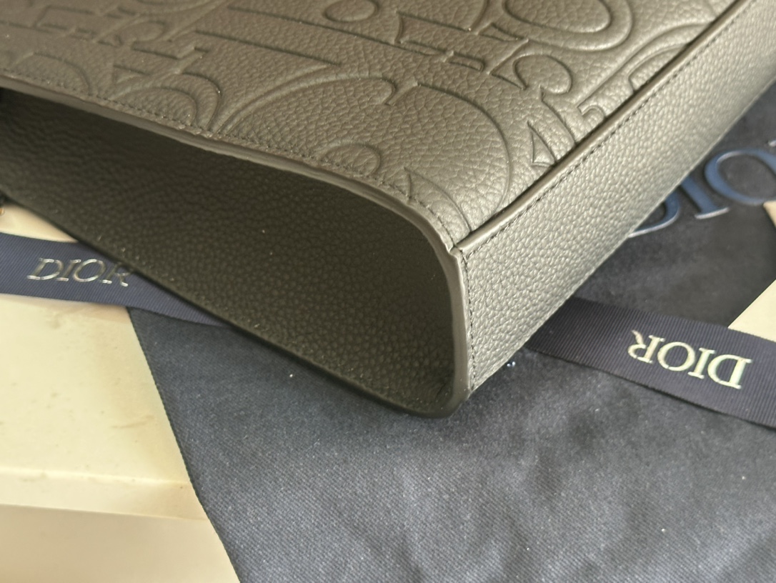    顶级 A5 手拿包黑色 Oblique 印花

编号2ESCA483YKY_H03E
尺寸：27×