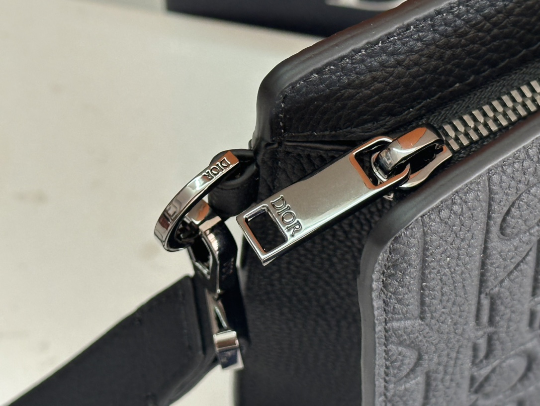    顶级 A5 手拿包黑色 Oblique 印花

编号2ESCA483YKY_H03E
尺寸：27×