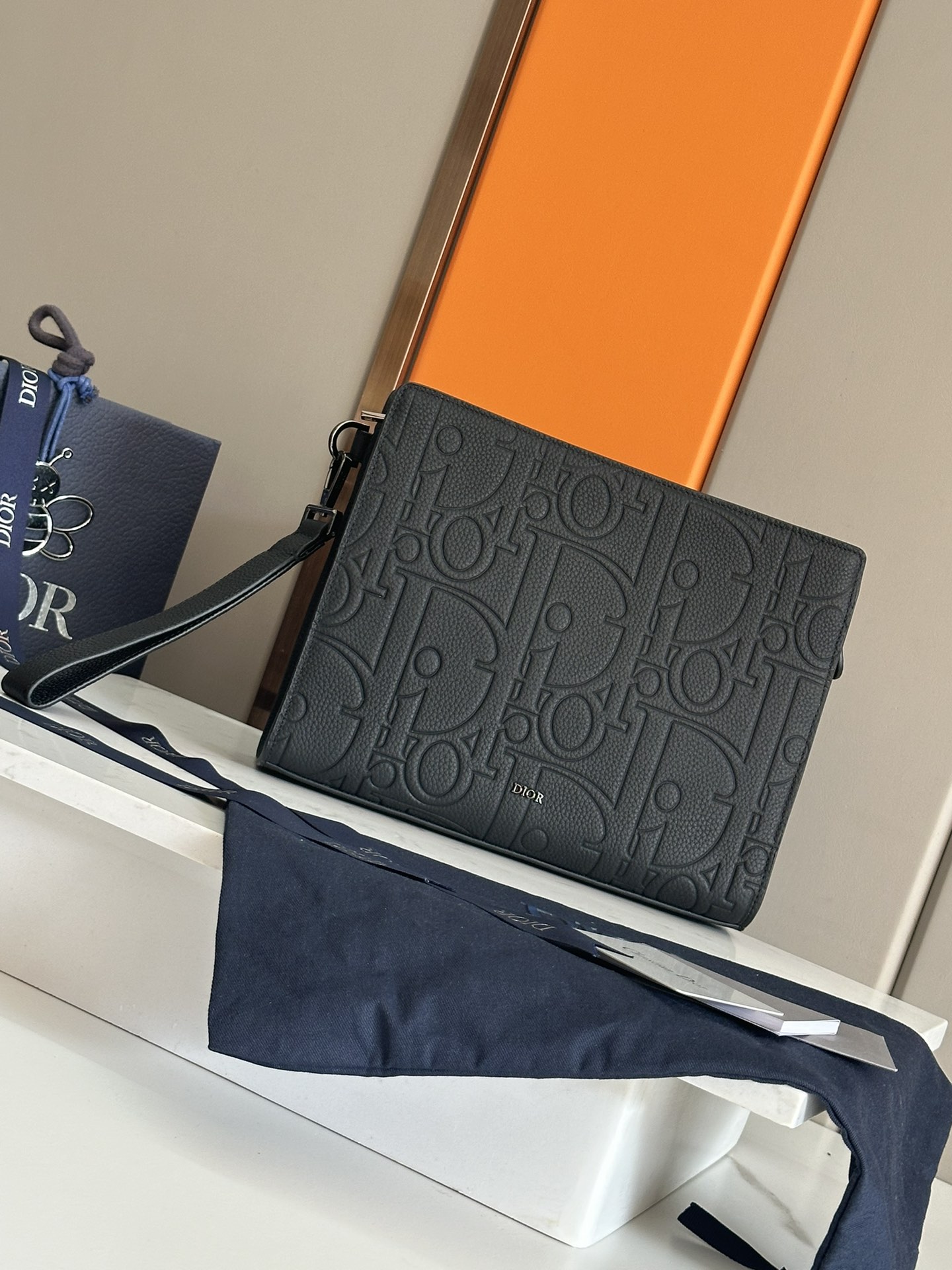 NO:213353,Top A5 clutch black Oblique print No.: 2ESCA483YKY_H03E Size 27×19.5×6 cm (Length×H×W) This clutch is the main item of Dior. It is carefully crafted from the black Oblique print jacquard fabric, drawing inspiration from the Dior archives, and the front is decorated with a Dior logo to enhance the style. It has a wide zipper compartment that can hold the phone, and there are six card slots. It is paired with a removable grained cowhide wristband, which can be carried or put into the handbag. The interior is made of smooth cowhide inner insert bag 6 grained cowhide slots Removable grained cowhide wristband with lobster buckle metal cladding brass Dior logo on the inside is decorated with Dior embossed logo containing dust bags, Dior, dior, handbag, cowhide19860909顶级 A5 手拿包黑色 Oblique 印花 编号:2ESCA483YKY_H03E 尺寸27×19.5×6厘米（长×高×宽） 这款手拿包是Dior的主打单品.采用黑色Oblique 印花提花面料精心制作,从Dior档案汲取灵感,正面饰以Dior 标志提升格调.设有一个可收纳手机的宽大拉链隔层,还有六个卡槽.搭配可拆卸的粒面牛皮革腕带,可手提或放入手袋中. 内部采用光滑牛皮革内部插袋 6个粒面牛皮革卡槽 可拆卸粒面牛皮革腕带搭配龙虾扣正面金属覆层黄铜Dior标志内侧饰以 Dior压花标志内含防尘袋,迪奥,dior,dior,handbag,cowhide,Bag