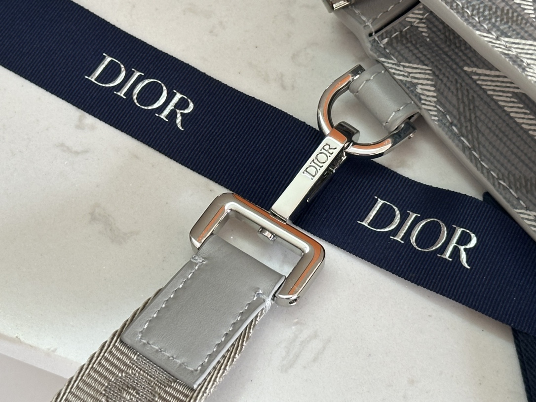     顶级 A5 手拿包黑色 Oblique 印花

编号2ESCA483YKY_H03E
尺寸：27