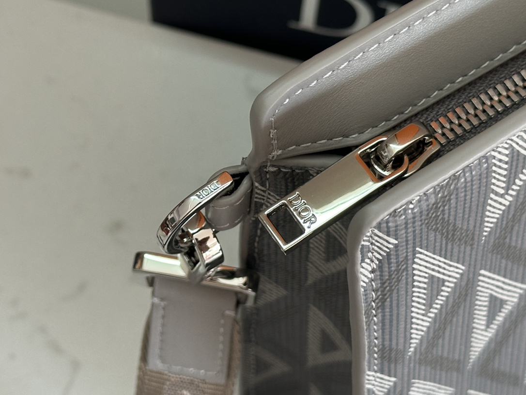     顶级 A5 手拿包黑色 Oblique 印花

编号2ESCA483YKY_H03E
尺寸：27