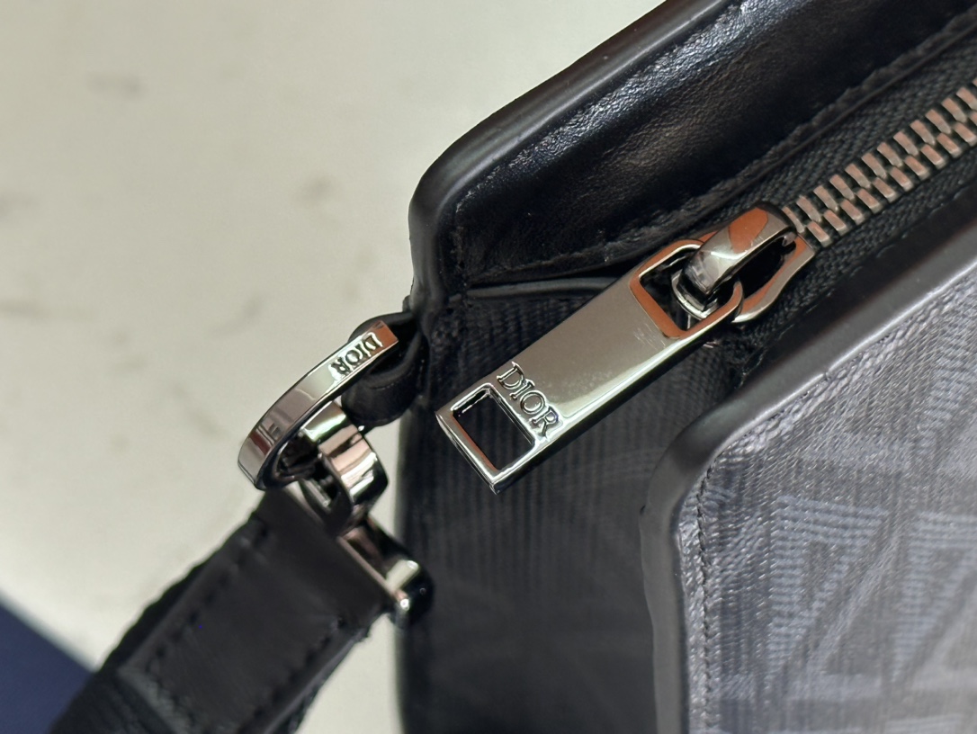     顶级 A5 手拿包黑色 Oblique 印花

编号2ESCA483YKY_H03E
尺寸：27