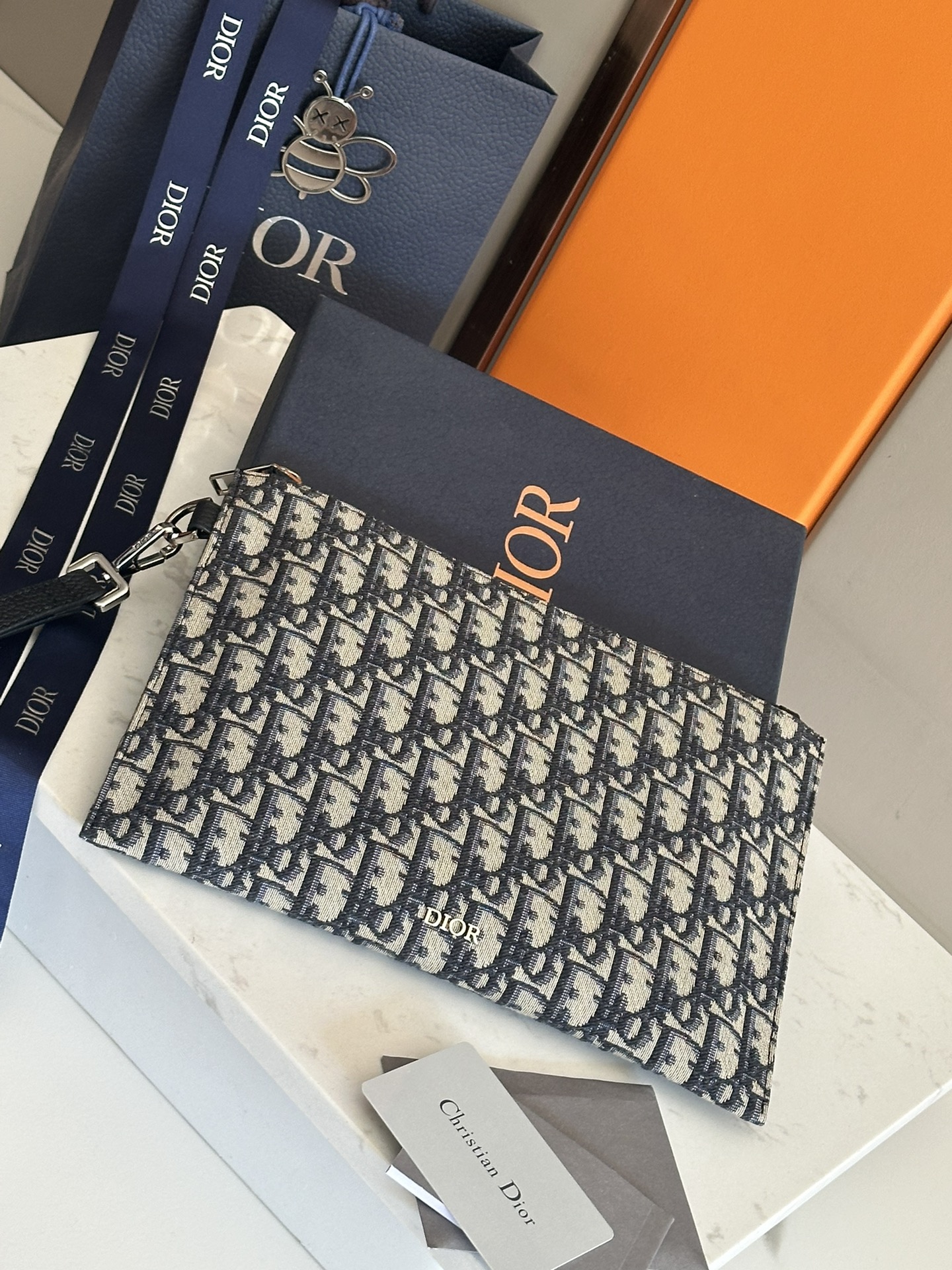 NO:395227,【Top Original List】Fitted with box, this A5 clutch is stylish and simple. It is made of beige and black Oblique printed fabric, decorated with black grain cowhide details. The zipper compartment has patch pockets inside to hold a card clip. It is paired with a removable leather strap for hand or place in a handbag. Beige and black Oblique print Front brass metal cladding 'DIOR' logo Interior embossed logo Metal cladding brass zipper closure Removable leather strap Internal flat cover pocket Card clip compartment Hand or place in a handbag Size 27 cm x 19 cm Accommodation A5 and American letter paper size documents Made in Italy Model 225 Black cloth Blue cloth, Dior, dior, dior, handbag, cowhide19860909【顶级原单】配盒子这款 A5 手拿包时尚简约.采用米色和黑色 Oblique 印花面料精心制作,饰以黑色粒面牛皮革细节.拉链隔层内设有贴袋,可容纳一个卡夹.搭配可拆卸的皮革带,可手拿或放入手袋中. 米色和黑色 Oblique 印花 正面黄铜金属覆层“DIOR”标志 内部饰以“DIOR”压花标志 金属覆层黄铜拉链开合 可拆卸皮革带 内部平盖口袋 卡夹隔层 可手拿或放入手袋中 尺寸27厘米 x 19厘米 可容纳 A5 和美式信纸尺寸文件 意大利制造 型号225 黑布 蓝布,迪奥,dior,dior,handbag,cowhide,Bag