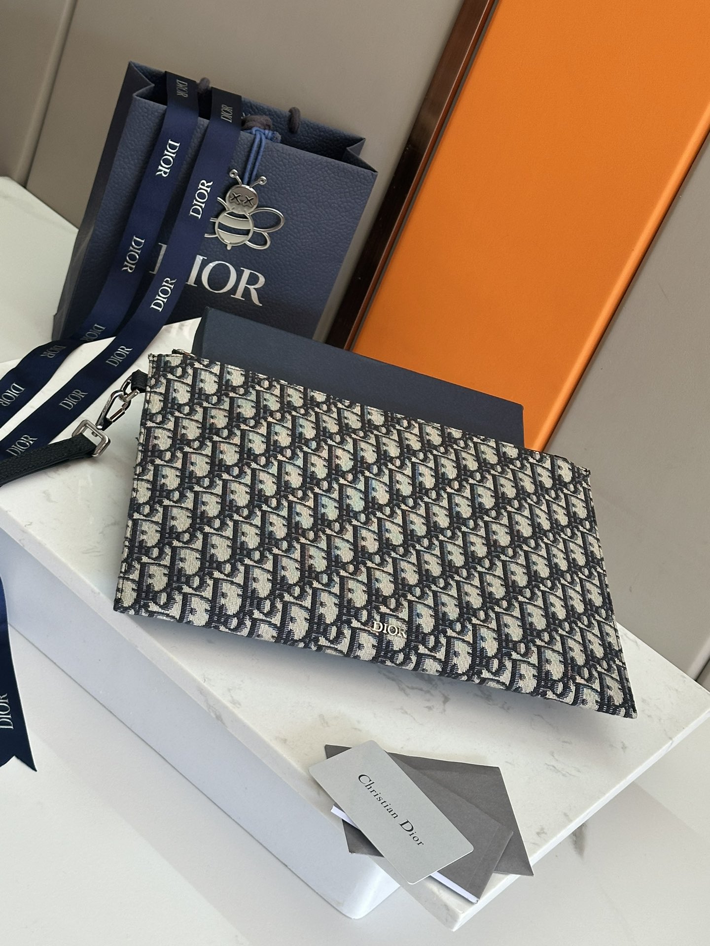 NO:395230,【Top Original List】Fitted with box, this A5 clutch is stylish and simple. It is carefully crafted from beige and black Oblique printed fabric, decorated with black grain cowhide details. The zipper compartment has patch pockets inside to hold a card clip. It is paired with a removable leather strap for hand or in a handbag. Beige and black Oblique print Front brass metal cladding 'DIOR' logo Interior embossed logo Metal cladding brass zipper closure Removable leather strap Internal flat cover pocket Card clip compartment Hand or in a handbag Size 33 cm x cm Accommodation A5 and American letter paper size documents Made in Italy Model 225 Black cloth Blue cloth, Dior, dior, dior, handbag, cowhide19860909【顶级原单】配盒子这款 A5 手拿包时尚简约.采用米色和黑色 Oblique 印花面料精心制作,饰以黑色粒面牛皮革细节.拉链隔层内设有贴袋,可容纳一个卡夹.搭配可拆卸的皮革带,可手拿或放入手袋中. 米色和黑色 Oblique 印花 正面黄铜金属覆层“DIOR”标志 内部饰以“DIOR”压花标志 金属覆层黄铜拉链开合 可拆卸皮革带 内部平盖口袋 卡夹隔层 可手拿或放入手袋中 尺寸33厘米 x 厘米 可容纳 A5 和美式信纸尺寸文件 意大利制造 型号225 黑布 蓝布,迪奥,dior,dior,handbag,cowhide,Bag