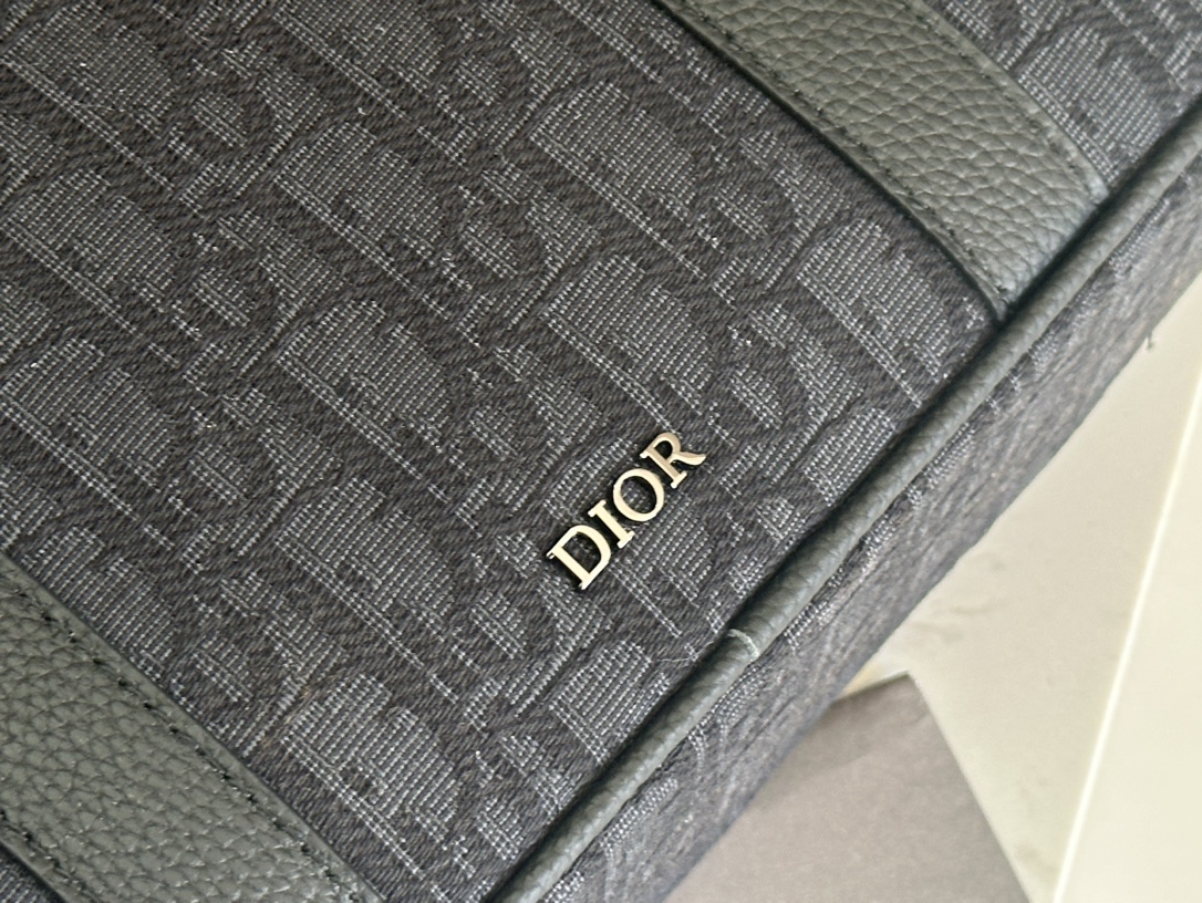 Dior Men’s Autumn 2002 Briefcase: Classic Style with CD Diamond Canvas - 图片 5