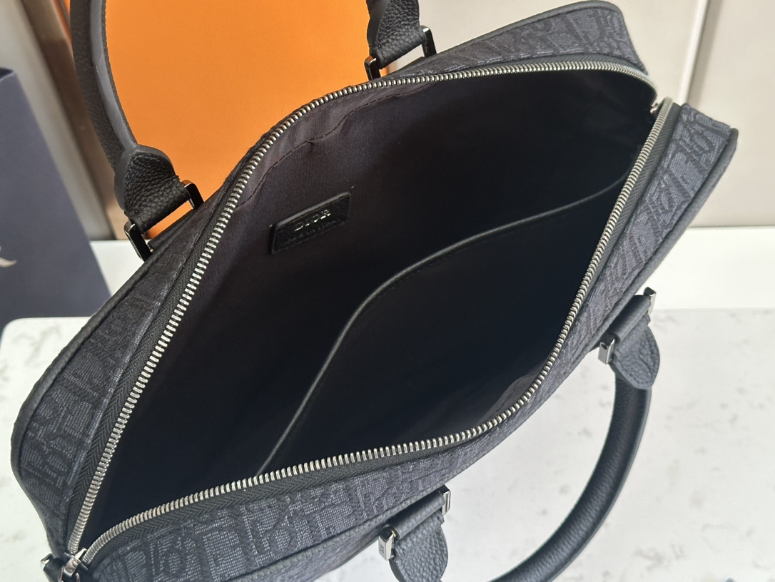 Dior Men’s Autumn 2002 Briefcase: Classic Style with CD Diamond Canvas - 图片 9