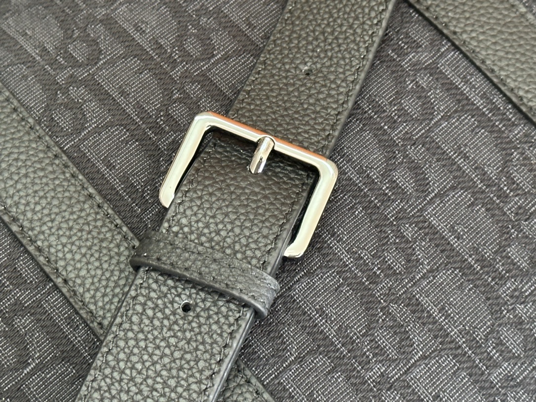 Dior Men’s Autumn 2002 Briefcase: Classic Style with CD Diamond Canvas - 图片 8