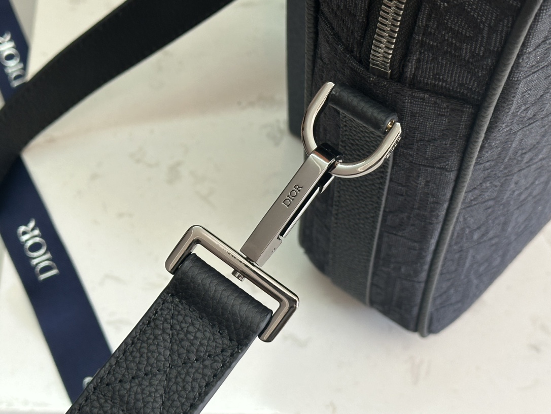 Dior Men’s Autumn 2002 Briefcase: Classic Style with CD Diamond Canvas - 图片 7