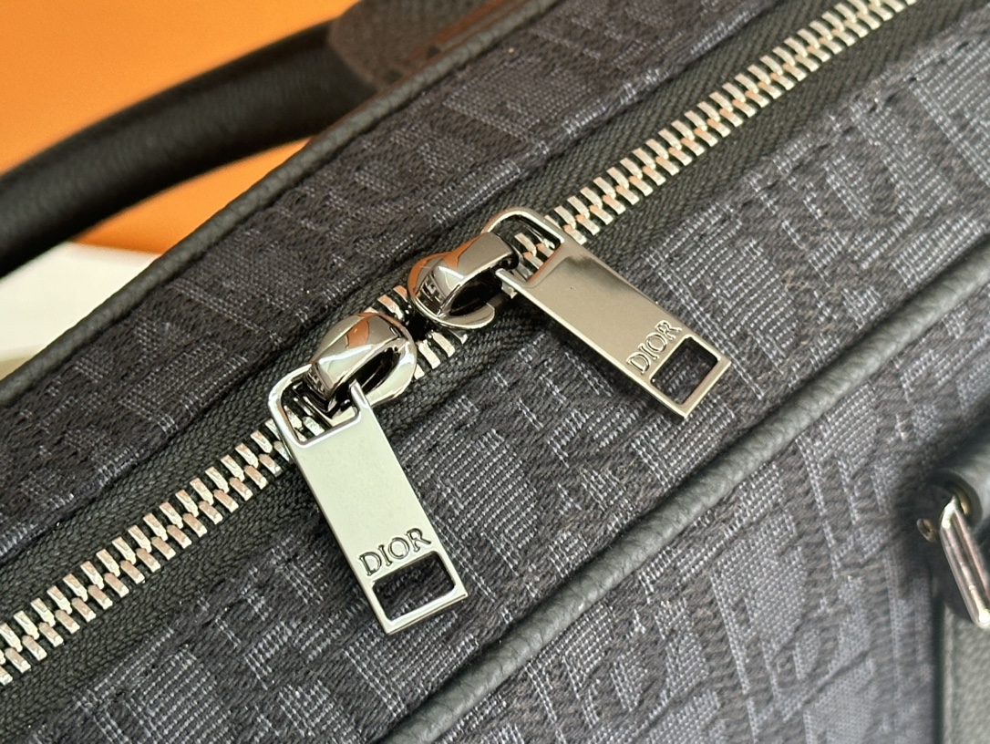 Dior Men’s Autumn 2002 Briefcase: Classic Style with CD Diamond Canvas - 图片 6