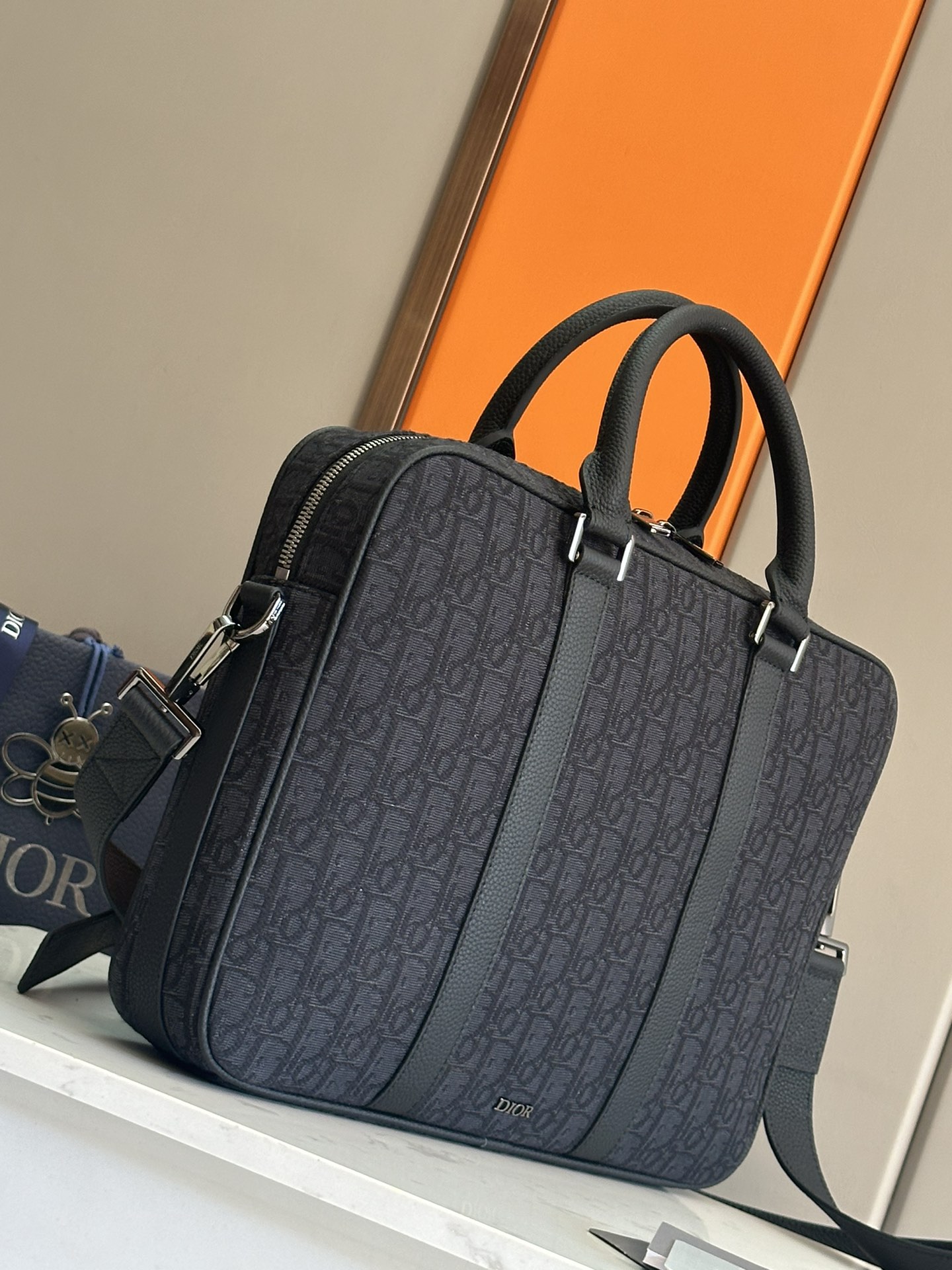 Dior Men’s Autumn 2002 Briefcase: Classic Style with CD Diamond Canvas - 图片 3