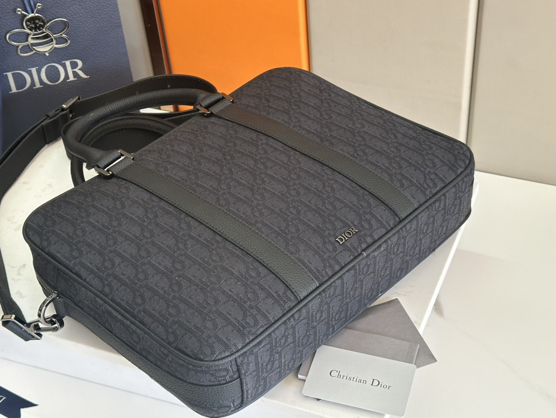Dior Men’s Autumn 2002 Briefcase: Classic Style with CD Diamond Canvas - 图片 4