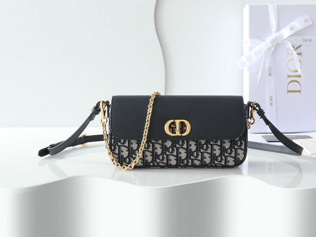 NO:213415,30 Montaigne Avenue East-West shoulder strap mini chain handbag This 30 Montaigne Avenue East-West shoulder strap mini chain handbag is a new product for the 2024 winter ready-to-wear series, stylish and elegant. It is carefully crafted in blue Oblique printed fabric, with a tone-toned smooth cowhide leather flap decorated with a retro gold finish metal CD buckle inspired by the closure of a Christian Dior perfume bottle, with a practical interior space. Paired with a removable chain strap and adjustable, removable leather strap, it can be carried, shoulder or crossbody, making it ideal for everyday or evening wear. Body cotton, cowhide, tech fabric Lining cowhide, tech fabric Knob CD buckle 1 internal compartment 1  Zipper compartment 3 card slots Removable chain strap Adjustable, removable leather strap Model S23UNKO-M928 Dimensions 22 x 10 x 6 cm (L x H x W) Storage 1 cell phone, 1 card clip and lipstick, Dior, dior, dior, cowhide1986090930 Montaigne Avenue East-West 双肩带迷你链条手袋 这款 30 Montaigne Avenue East-West 双肩带迷你链条手袋是二零二四冬季成衣系列新品,时髦而高雅.采用蓝色 Oblique 印花面料精心制作,同色调光滑牛皮革翻盖饰以复古金色饰面金属 CD 扣环,灵感源自 Christian Dior 香水瓶的封口,设有实用的内部空间.搭配可拆卸链条肩带和可调节、可拆卸皮革肩带,可手提、肩背或斜挎,是日常或晚装造型的理想之选. 主体棉,牛皮革,科技面料 里料牛皮革,科技面料 旋钮式 CD 扣环 1 个内部隔层 1 个拉链隔层 3 个卡槽 可拆卸链条肩带 可调节、可拆卸的皮革肩带  型号S23UNKO-M928 尺寸22 x 10 x 6 厘米（长 x 高 x 宽） 可收纳 1 部手机、1 个卡夹和唇膏,迪奥,dior,dior,cowhide,Bag