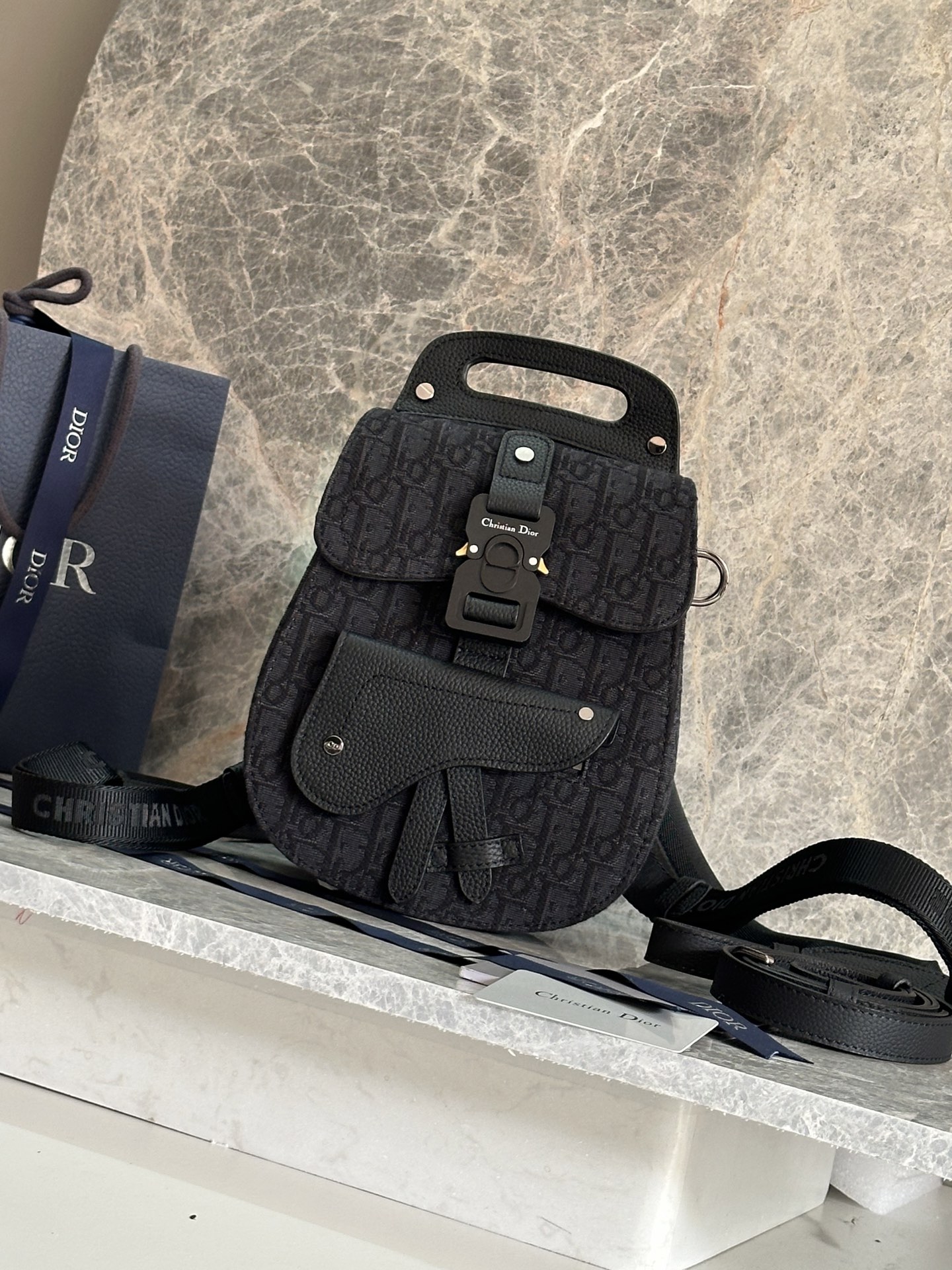 NO:395061,P 2020 latest model [fa][fa]D Home Saddle Backpack New Style Black Grain Touch Calfskin and Black Stitched Shoulder Backpack Saddle and Christian D1or buckle Details Black Jacquard Adjustable Shoulder Strap and CD Buckling Shoulder Back and Carry-On Shoulder Back and Handle. With original box model 93313 Size 19x27.5x11.5cm, Dior, Dior, backpacks, cowhide19860909P  2020最新款 [發][發]D家 马鞍双肩包新款 黑色粒面触感小牛皮和黑色缝线肩背包 Saddle和Christian D1or带扣细节黑色提花可调节肩背带和CD带扣 肩背与手提两用.配原版盒子型号93313尺寸19x27.5x11.5cm,迪奥,dior,dior,backpacks,cowhide,Bag