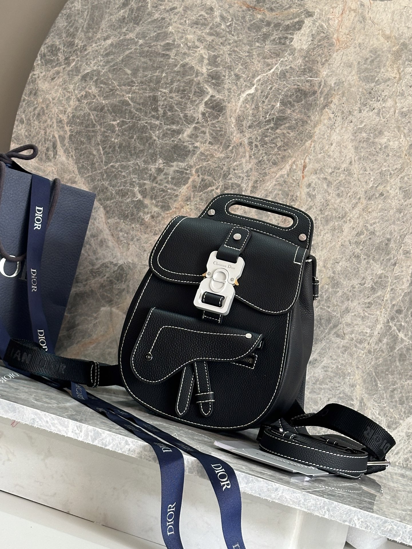 NO:395035,P 2020 latest model [fa][fa]D Home Saddle Backpack New Style Black Grain Touch Calfskin and Black Stitched Shoulder Backpack Saddle and Christian D1or buckle Details Black Jacquard Adjustable Shoulder Strap and CD Buckling Shoulder Back and Carry-On Shoulder Back and Handle. With original box model 93313 Size 19x27.5x11.5cm, Dior, Dior, backpacks, cowhide19860909P 2020最新款 [發][發]D家 马鞍双肩包新款 黑色粒面触感小牛皮和黑色缝线肩背包 Saddle和Christian D1or带扣细节黑色提花可调节肩背带和CD带扣 肩背与手提两用.配原版盒子型号93313尺寸19x27.5x11.5cm,迪奥,dior,dior,backpacks,cowhide,Bag