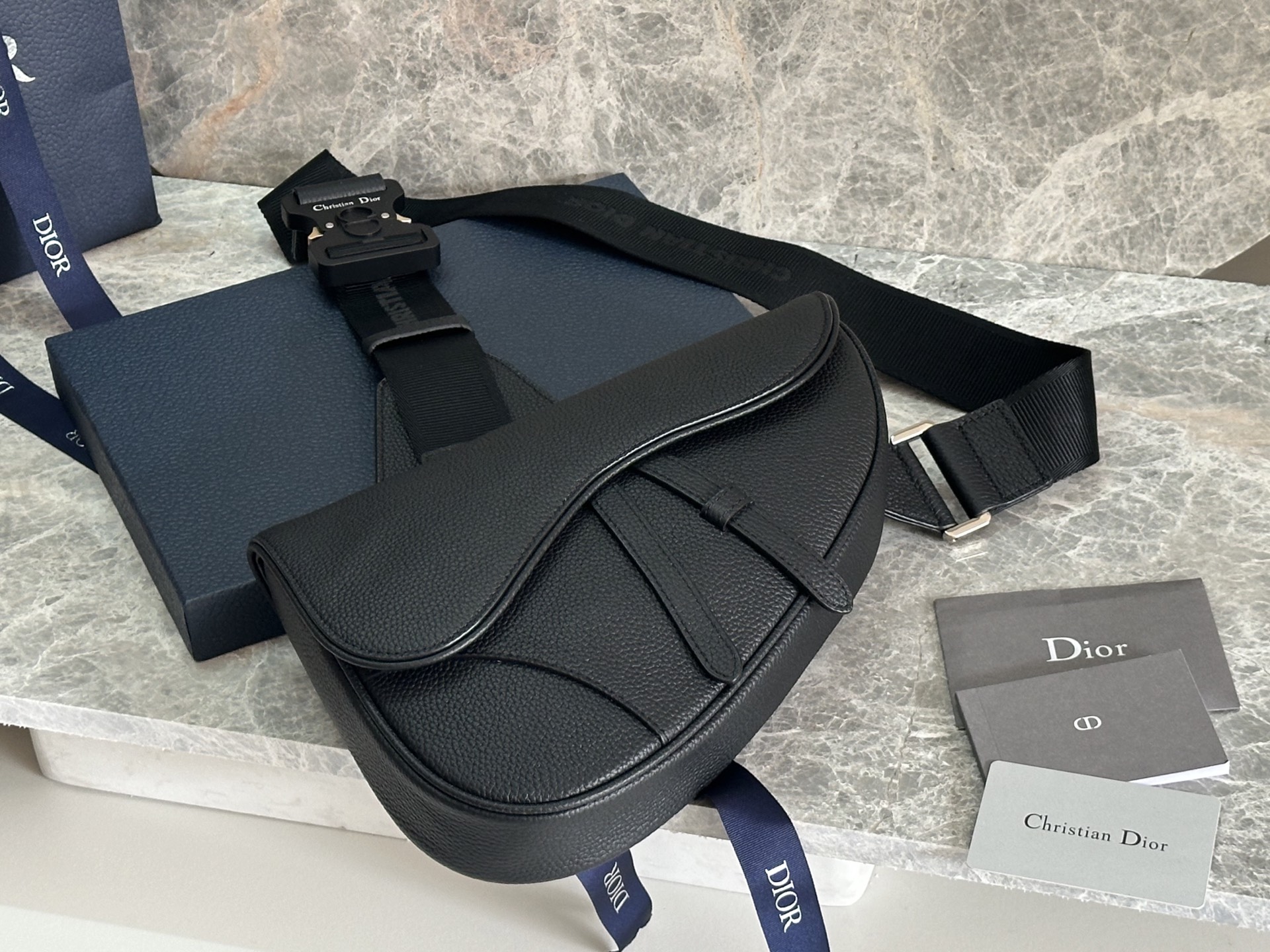 NO:395178,P (top original) DIOR saddle bag new color - pure black leather. The first quarter of the men's Saddle Bag new designer Kim Jones designed for the first time. The saddle bag's buckle is definitely the highlight. It has a punk sense of science fiction, a super street fashion taste and high-end, becoming a hot item in the fashion industry. Cool girls can also buy it. 9330520x28.6x5cm, Dior, dior, dior19860909P (顶级原单)DIOR马鞍包新色-纯黑色皮 男款的Saddle Bag新任设计师Kim Jones首次操刀设计的第一季度,马鞍包的背带扣绝对是亮点,朋克感十足的科幻感,超级有街头潮流的味道又很高级,成为时尚界炙手可热的单品,酷酷的女生也是可以入呐 9330520x28.6x5cm,迪奥,dior,dior,Bag