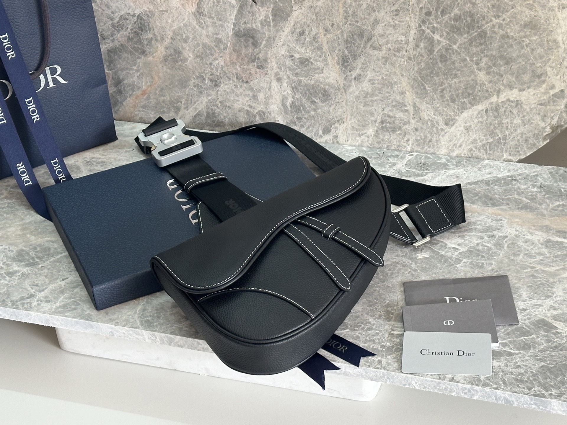 NO:395184,P (top original) DIOR saddle bag new color - pure black leather. The first quarter of the men's Saddle Bag new designer Kim Jones designed for the first time. The saddle bag's buckle is definitely the highlight. It has a punk sense of science fiction, a super street fashion taste and high-end, becoming a hot item in the fashion industry. Cool girls can also buy it. 9330520x28.6x5cm, Dior, dior, dior19860909P (顶级原单)DIOR马鞍包新色-纯黑色皮 男款的Saddle Bag新任设计师Kim Jones首次操刀设计的第一季度,马鞍包的背带扣绝对是亮点,朋克感十足的科幻感,超级有街头潮流的味道又很高级,成为时尚界炙手可热的单品,酷酷的女生也是可以入呐 9330520x28.6x5cm,迪奥,dior,dior,Bag