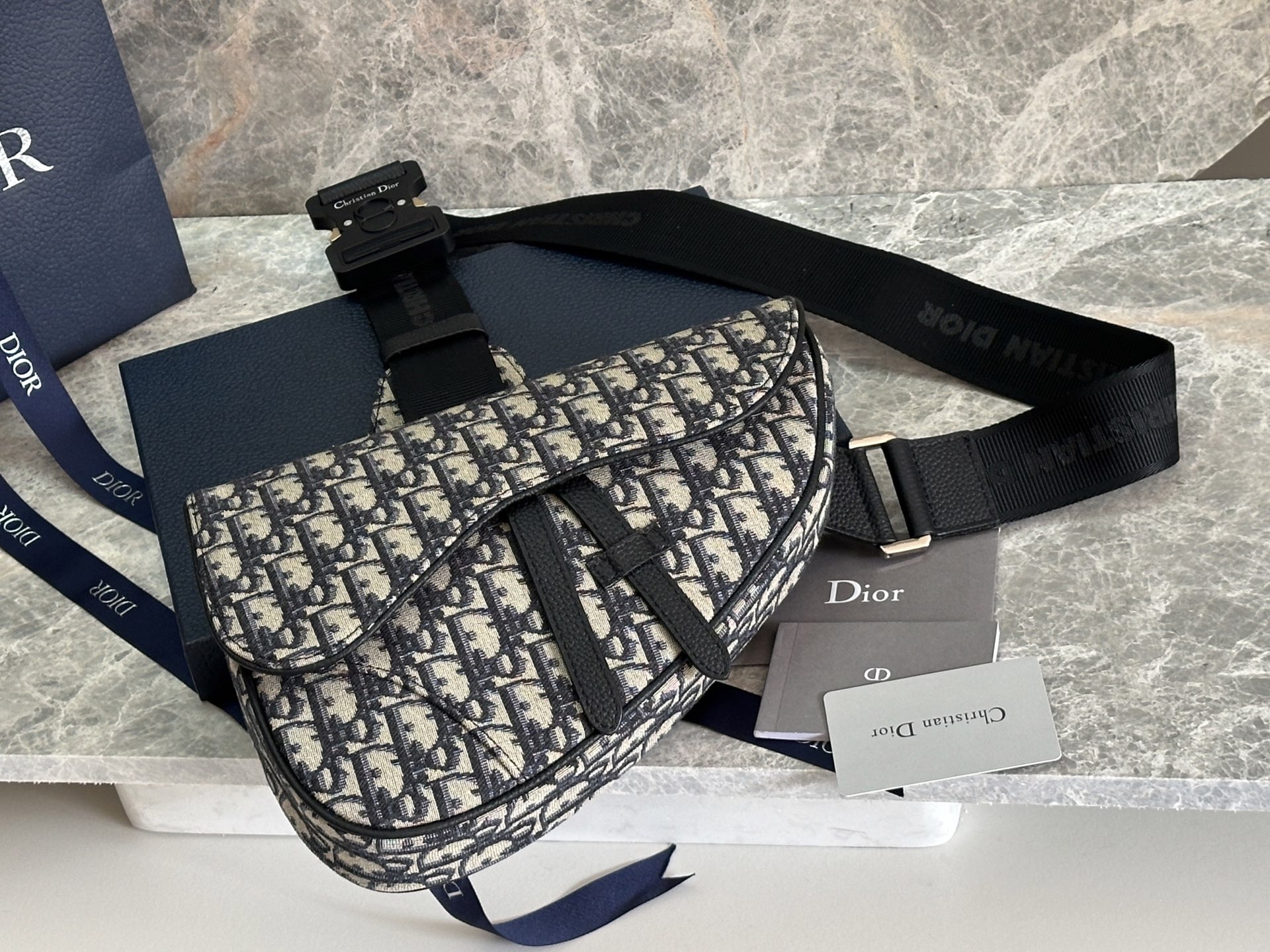 NO:395187,P (top original list) DIOR. Black presbyterian la DIOR. 2019 Pre-Fall new Saddle Bag Men's Saddle Bag is strongly promoted!  !  DIOR. The first quarter of the design by the new designer Kim Jones, the saddle bag's buckle is definitely the highlight, the punk feels full of science fiction, the super street-style taste and high-end, becoming a hot item in the fashion industry, and cool girls can also buy it 9330520x28.6x5cm, Dior, dior, dior19860909P  (顶级原单)DIOR. 黑色老花 出la DIOR. 2019 Pre-Fall新款Saddle Bag 男款的Saddle Bag强势推！！ DIOR. 新任设计师Kim Jones首次操刀设计的第一季度,马鞍包的背带扣绝对是亮点,朋克感十足的科幻感,超级有街头潮流的味道又很高级,成为时尚界炙手可热的单品,酷酷的女生也是可以入呐 9330520x28.6x5cm,迪奥,dior,dior,Bag