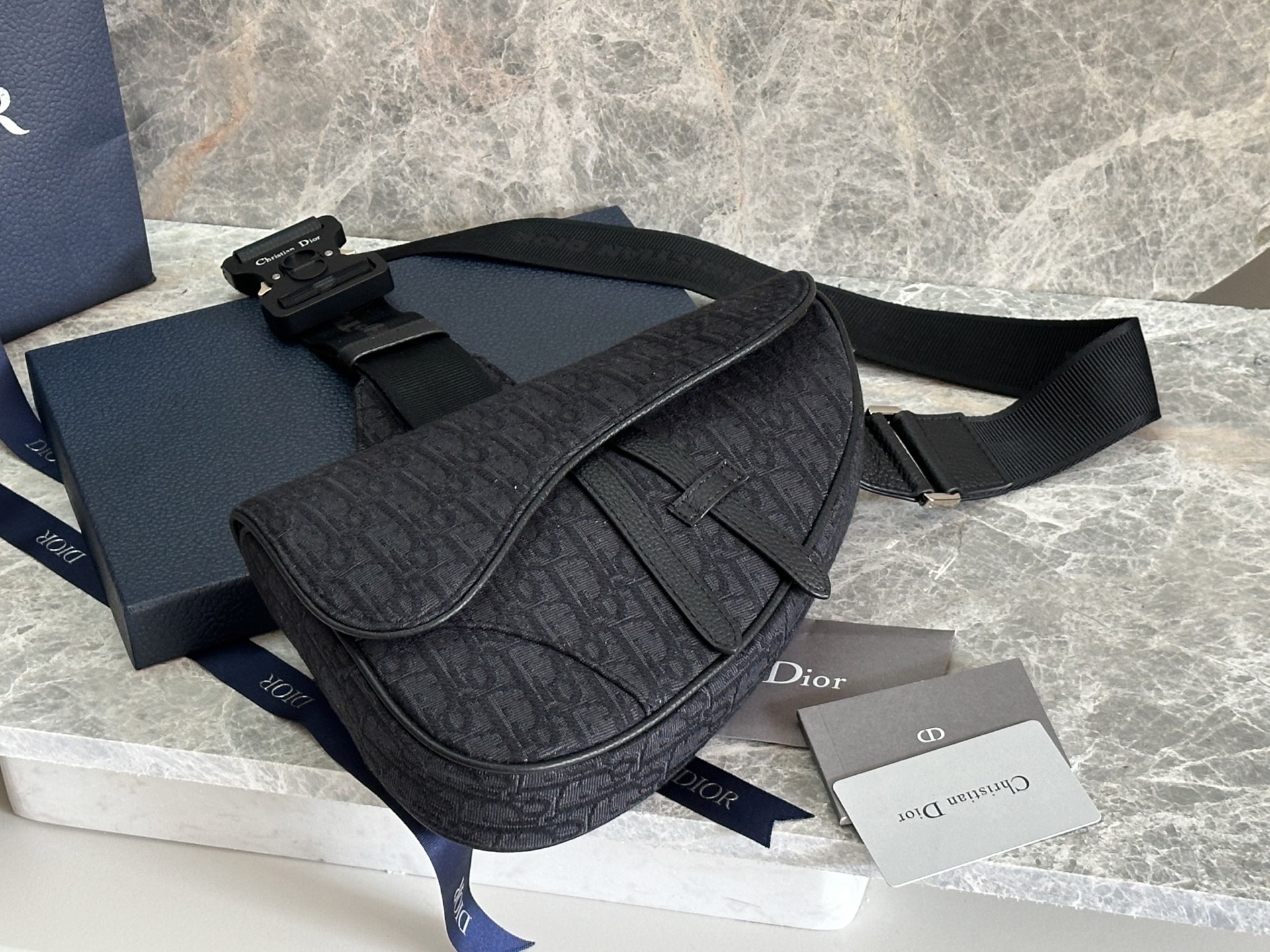 NO:395193,P (top original list) DIOR. Black presbyterian la DIOR. 2019 Pre-Fall new Saddle Bag Men's Saddle Bag is strongly promoted!  !  DIOR. The first quarter of the design by the new designer Kim Jones, the saddle bag's buckle is definitely the highlight, the punk feels full of science fiction, the super street-style taste and high-end, becoming a hot item in the fashion industry, and cool girls can also buy it 9330520x28.6x5cm, Dior, dior, dior19860909P (顶级原单)DIOR. 黑色老花 出la DIOR. 2019 Pre-Fall新款Saddle Bag 男款的Saddle Bag强势推！！ DIOR. 新任设计师Kim Jones首次操刀设计的第一季度,马鞍包的背带扣绝对是亮点,朋克感十足的科幻感,超级有街头潮流的味道又很高级,成为时尚界炙手可热的单品,酷酷的女生也是可以入呐 9330520x28.6x5cm,迪奥,dior,dior,Bag