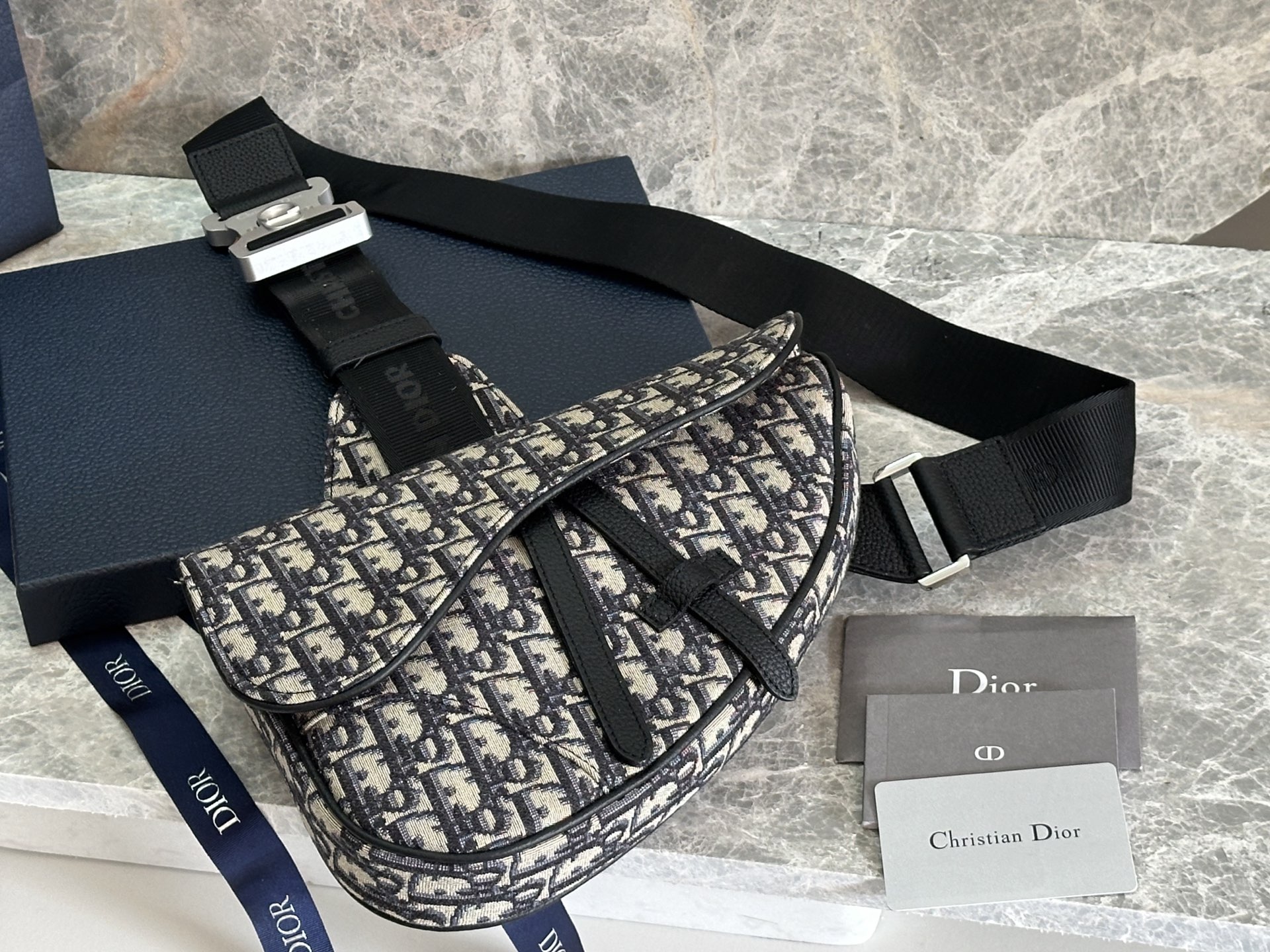 NO:395196,P (top original list) DIOR. Black presbyterian la DIOR. 2019 Pre-Fall new Saddle Bag Men's Saddle Bag is strongly promoted!  !  DIOR. The first quarter of the design by the new designer Kim Jones, the saddle bag's buckle is definitely the highlight, the punk feels full of science fiction, the super street-style taste and high-end, becoming a hot item in the fashion industry, and cool girls can also buy it 9330520x28.6x5cm, Dior, dior, dior19860909P  (顶级原单)DIOR. 黑色老花 出la DIOR. 2019 Pre-Fall新款Saddle Bag 男款的Saddle Bag强势推！！ DIOR. 新任设计师Kim Jones首次操刀设计的第一季度,马鞍包的背带扣绝对是亮点,朋克感十足的科幻感,超级有街头潮流的味道又很高级,成为时尚界炙手可热的单品,酷酷的女生也是可以入呐 9330520x28.6x5cm,迪奥,dior,dior,Bag