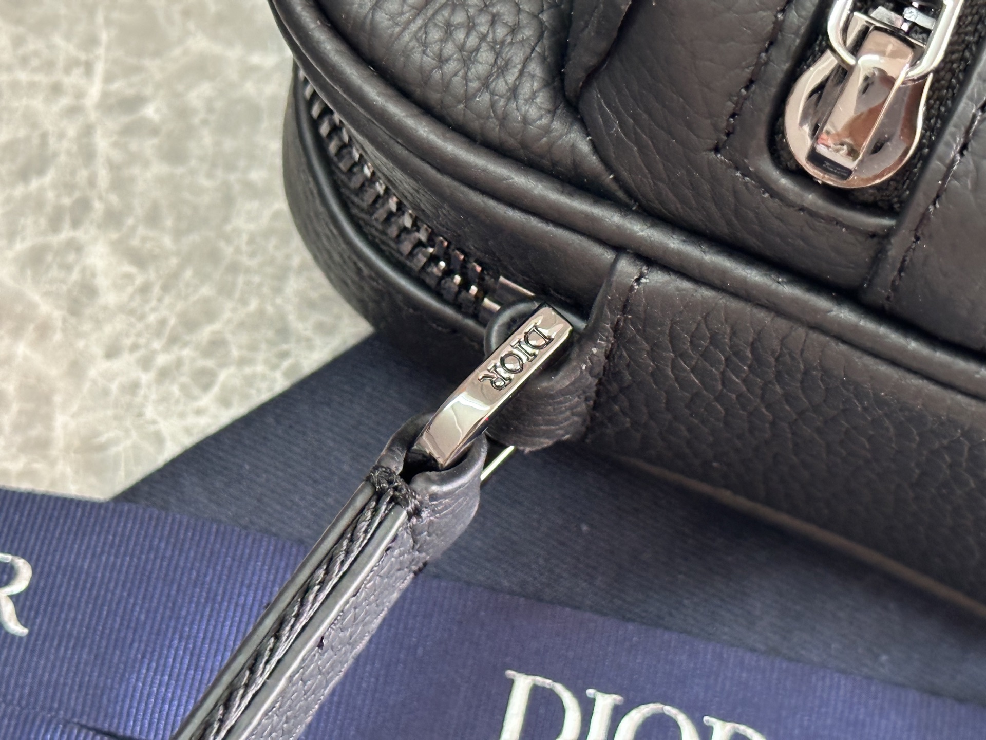 这款 Rider 2.0拉链式信使包实用而精巧，是日常生活的理想单品。Dior Gravity 印花效果