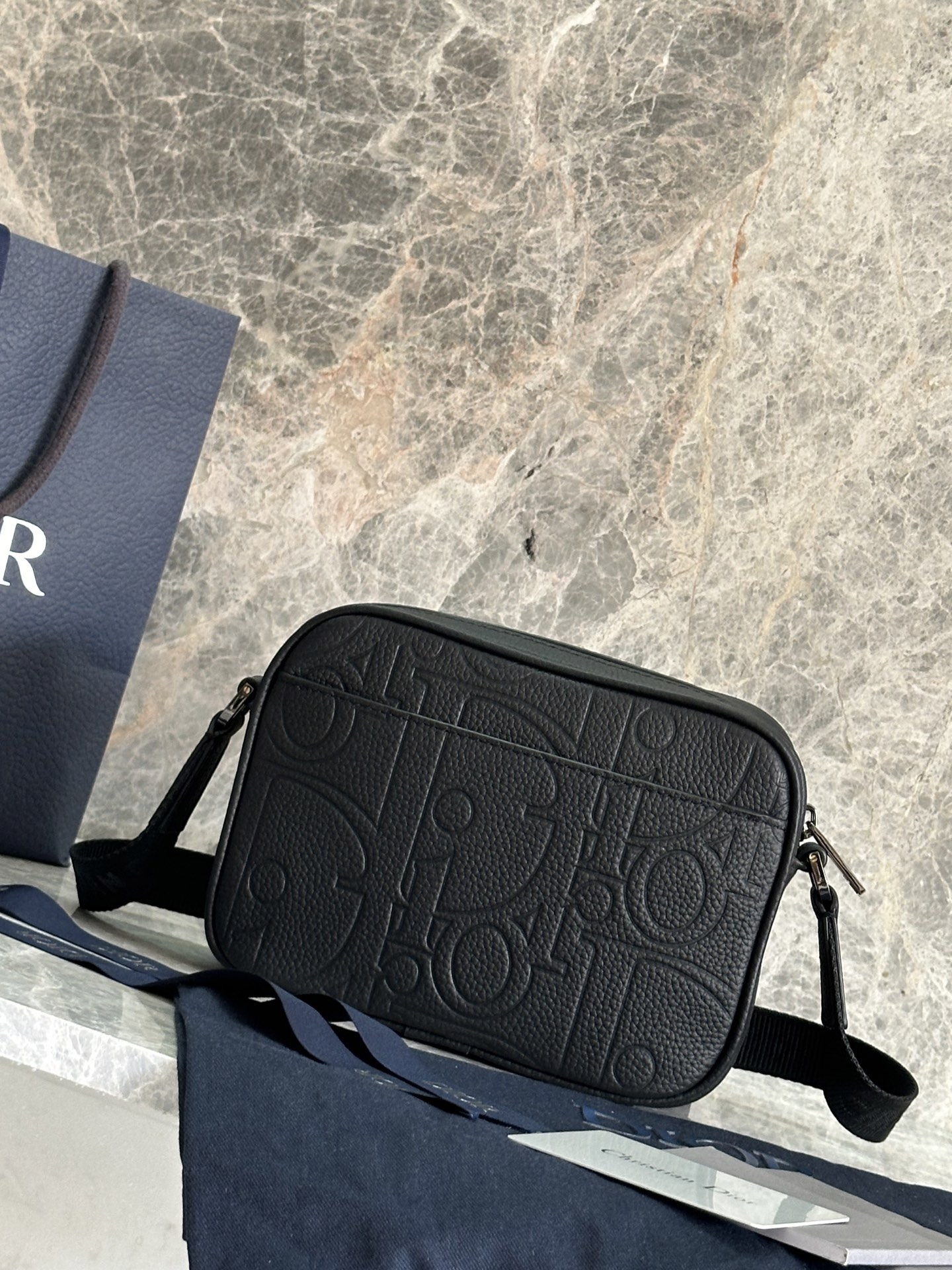 这款 Rider 2.0拉链式信使包实用而精巧，是日常生活的理想单品。Dior Gravity 印花效果