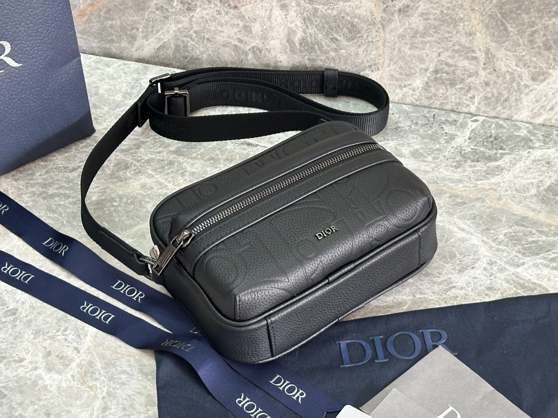 这款 Rider 2.0拉链式信使包实用而精巧，是日常生活的理想单品。Dior Gravity 印花效果