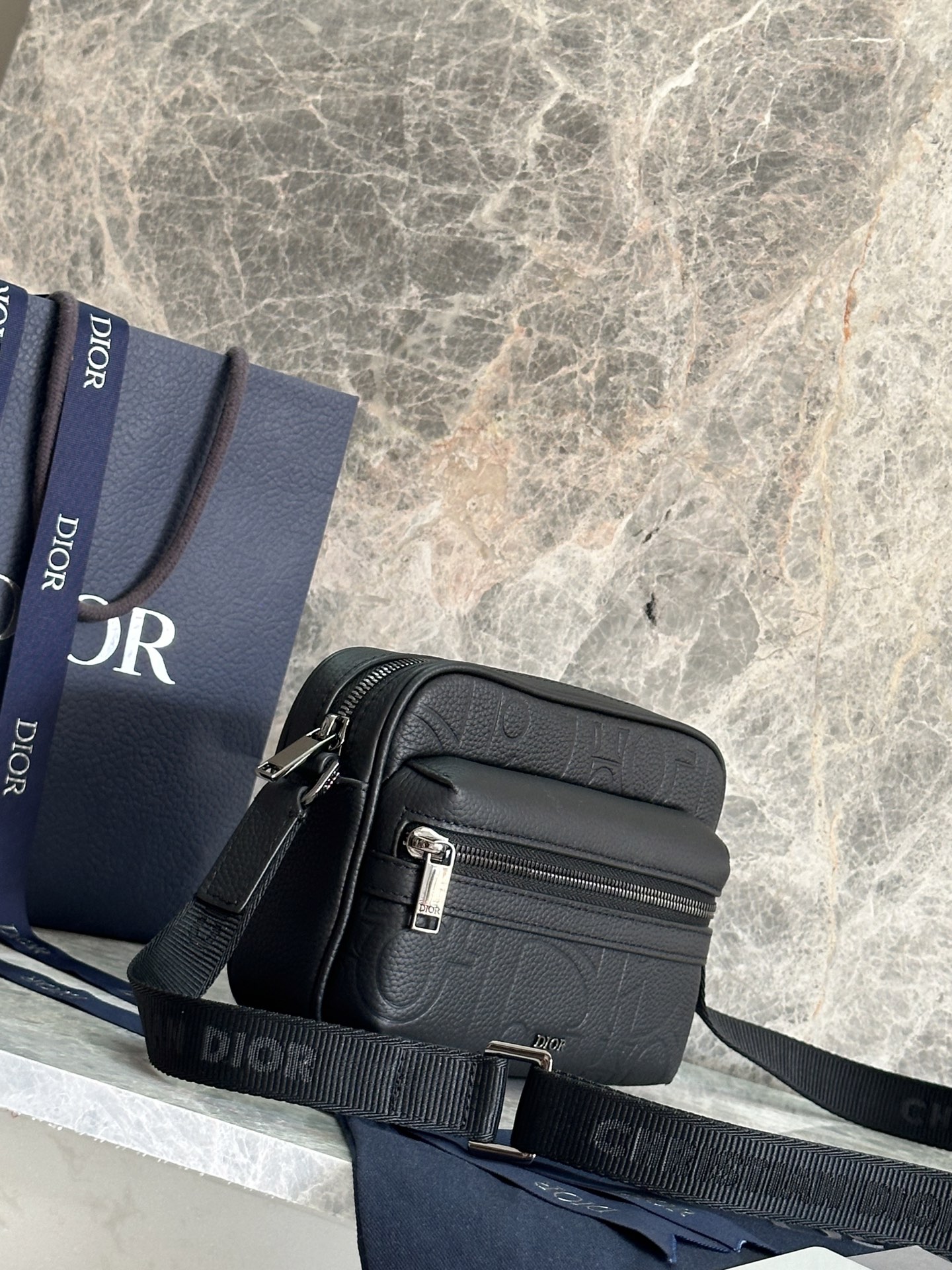 这款 Rider 2.0拉链式信使包实用而精巧，是日常生活的理想单品。Dior Gravity 印花效果
