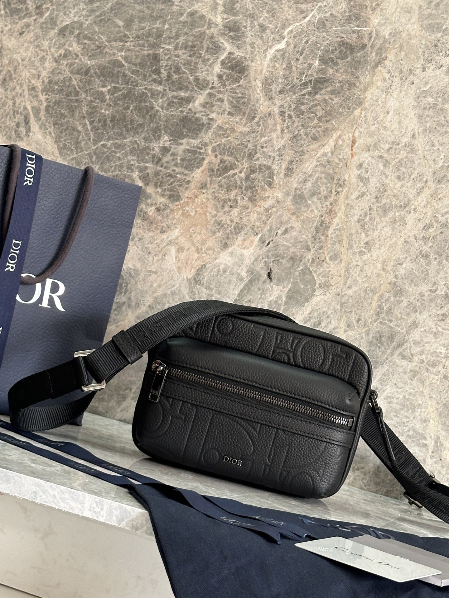 这款 Rider 2.0拉链式信使包实用而精巧，是日常生活的理想单品。Dior Gravity 印花效果