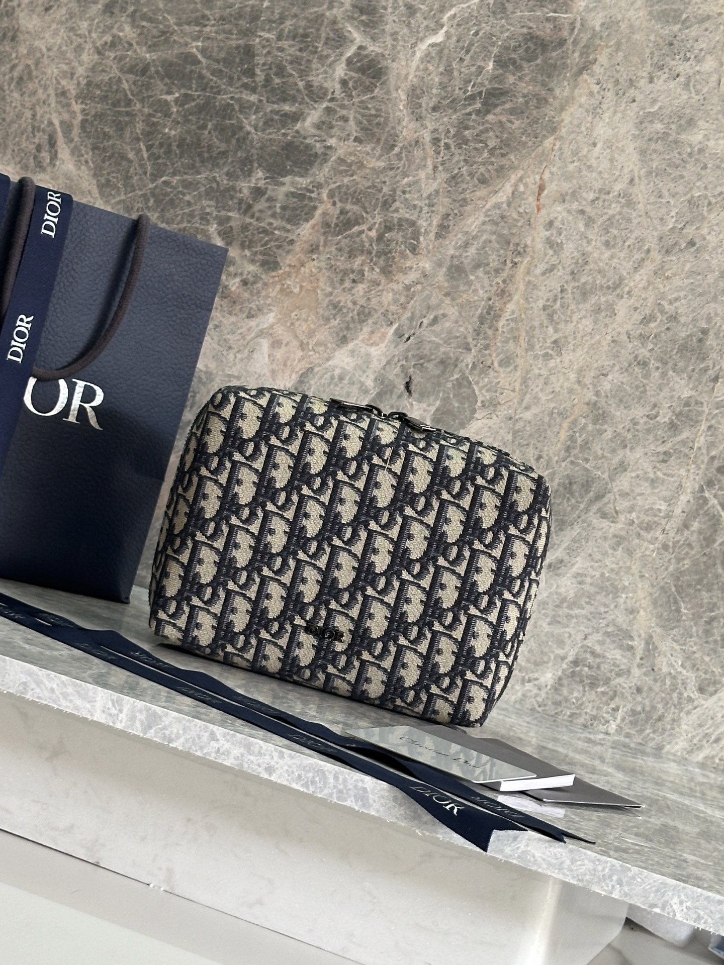 NO:386395,P This travel clutch is practical and stylish. It is made of beige and black Oblique printed fabrics and other materials. The front is decorated with Dior logo to enhance the style. It is sewn with a triangular lining. The wide zipper compartment is equipped with three insert bags and elastic bands to facilitate storage of daily necessities. It can be held in hand or put in a handbag. Model 2ESCA527YKY_H527E Size: 19x14x6 cm (Length x Height x Width) Main body: cotton, cowhide, technology fabric, cowhide lining: cotton, technology fabric, cowhide zipper main compartment 3 internal insert bags. The interior is decorated with three elastic bands. The front is decorated with metal cladding copper alloy Dior logo. The interior is decorated with Dior embossed logo. The interior is decorated with dust bags, Dior, dior, handbag, cowhide19860909P 这款旅行手拿包实用又时尚.采用米色和黑色Oblique 印花面料等材质精心制作,正面饰以Dior标志提升格调.缝有三角形衬料的设计,宽大的拉链隔层设有三个插袋和弹力带,便于收纳日常用品.可手拿或放入手袋中. 型号2ESCA527YKY_H527E 尺寸:19x14x6厘米(长x高x宽) 主体:棉,牛皮革,科技面料里料:棉,科技面料,牛皮革拉链主隔层3个内部插袋 内部饰有三个弹力带 正面饰以金属覆层铜合金Dior标志内部饰有 Dior 压花标志内含防尘袋,迪奥,dior,dior,handbag,cowhide,Bag