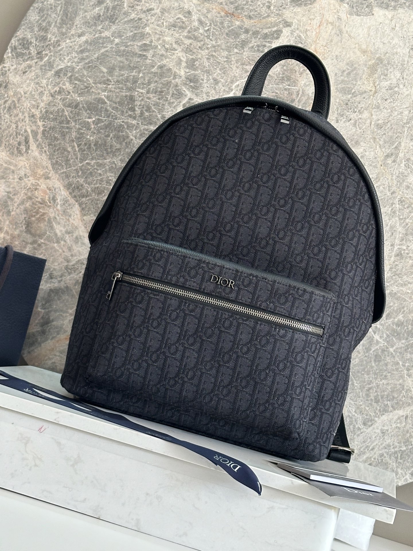 NO:213525,(Large Black Mark) Top Original List This Rider backpack is simple in profile and the classic Academy style is full of vitality. Stylish and modern, carefully crafted from beige and black jacquard fabrics, decorated with Oblique prints. Continuing the classic design with exquisite details such as two-way zipper closures, large zipper pockets on the front and adjustable padded straps, is ideal for everyday styling. Beige and black Oblique prints with 