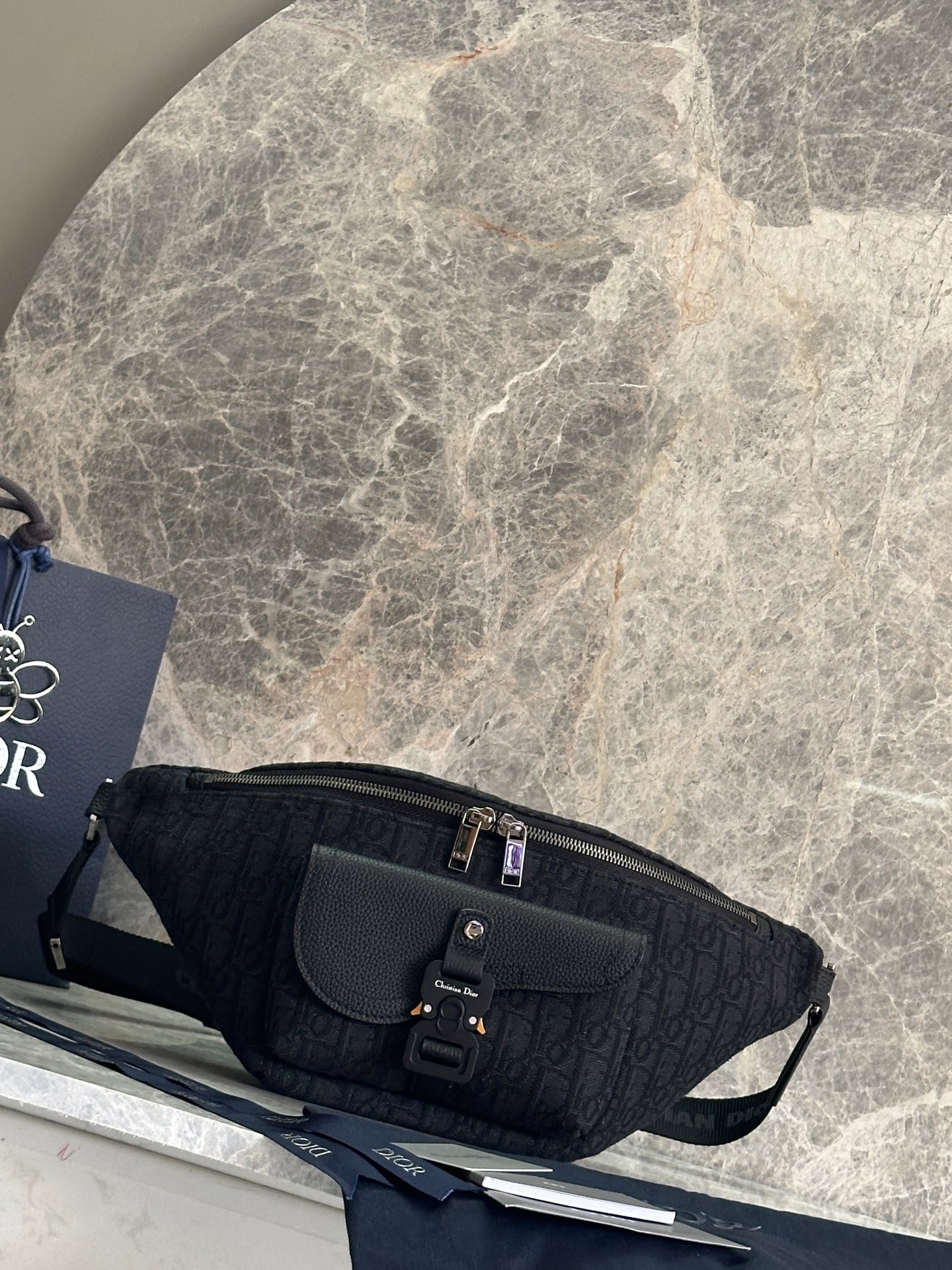 NO:556538,(Authentic development, top-quality original order) This Dior 8 waist bag is Dior's new spring product of 2025, fashionable and practical. It is carefully made of black Oblique printed fabric, with a flap pocket on the front and decorated with Dior 8 buckle. The zipper compartment can store various daily necessities, with an adjustable leather strap, which can be tied at the waist or cross-body. Main body cotton, technical fabric, cow leather Lining cotton, technical fabric, cow leather Zipper main compartment Internal slip pocket  Front flap pocket with Dior 8 buckle Adjustable Christian Dior signature nylon jacquard and cowhide leather shoulder strap Dior embossed logo on the interior Dust bag included Made in Italy Model number: 93929 Black cloth Blue cloth Dimensions 39 x 17 x 10.5 cm (L x H x   Width) The main compartment can store 2 mobile phones, Dior, dior, dior, cowhide19860909(正品开发 顶级原单) 这款 Dior 8 腰包是迪奥二零二五春季新品,时尚实用.采用黑色 Oblique 印花面料精心制作,正面搭配翻盖口袋,饰以 Dior 8 搭扣.拉链隔层可收纳各种日常用品,搭配可调节的皮革系带,可系在腰部或斜挎. 主体棉,科技面料,牛皮革 里料棉,科技面料,牛皮革 拉链主隔层 内部插袋 正面翻盖口袋搭配 Dior 8 搭扣 可调节的 Christian Dior 标志尼龙提花和牛皮革肩带 内部饰有 Dior 压花标志 内含防尘袋 意大利制造 型号:93929黑布 蓝布 尺寸39 x 17 x 10.5 厘米（长 x 高 x 宽） 主隔层可收纳 2 部手机,迪奥,dior,dior,cowhide,Bag