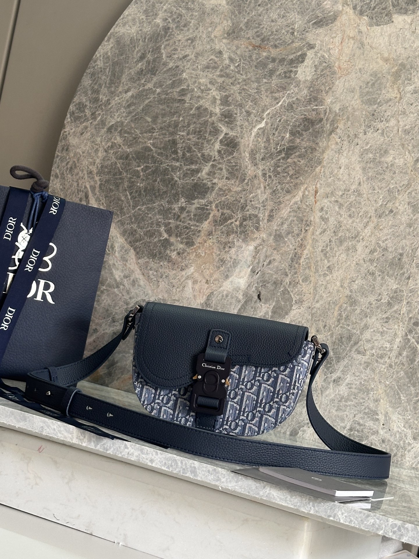 Dior Saddle Oblique Messenger Bag Blue Leather, 20 x 13.5 x 5.5 cm 2 i1758863787100 3945 0 0