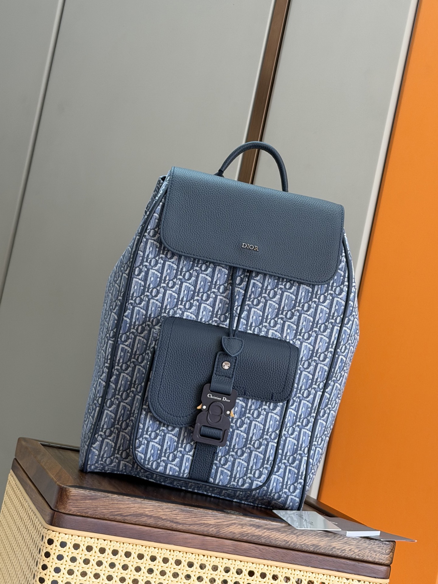 NO:556744,P This saddle backpack is a new product in the 2025 autumn men's wear series. It adopts a fashionable original design and highlights the saddle style. It is carefully made of light blue cloth and blue Oblique printed fabric, decorated with blue grained cowhide leather details, and is embellished with Dior on the front  Signature. Spacious with a compartment for all your daily essentials, front saddle flap pocket with aluminum buckle to store wallet, keys, headphones or phone for easy access. Practical and versatile, it completes any look. Main compartment with magnetic flap and drawstring Internal flat laptop compartment Front saddle flap pocket with CD logo aluminum buckle Leather top handle Adjustable padded shoulder strap Padded mesh back with Dior signature  Brass metal cladding Dior signature on front Dior on inside   Embossed logo Dust bag included Made in Italy Dimensions 26.5 x 41 x 14 cm (L x H x W) Main compartment holds 1 15-inch laptop, documents and 1 tablet Weight 961 g Model 93392 Light blue cloth,Dior,dior,dior,wallets,backpacks,cowhide19860909P 这款马鞍双肩背包是二零二五秋季男装系列新品,采用时尚的原创设计,突显马鞍风格.采用浅蓝布和蓝色Oblique 印花面料精心制作,饰以蓝色粒面牛皮革细节,正面点缀以 Dior 标志.空间宽敞,设有一个隔层,可收纳各种日常用品,正面马鞍翻盖口袋搭配铝扣,可收纳钱包、钥匙、耳机或手机,便于轻松取用.实用百搭,是各式造型的点睛之笔. 主隔层搭配磁性翻盖和抽绳 内部笔记本电脑扁平隔层 正面马鞍翻盖口袋搭配 CD 标志铝扣 皮革顶部手柄 可调节加垫肩带 背部采用加垫网眼织物,饰以 Dior 标志 正面金属覆层黄铜 Dior 标志 内侧饰有 Dior 压花标志 内含防尘袋 意大利制造尺寸26.5 x 41 x 14 厘米（长 x 高 x 宽） 主隔层可收纳 1 台 15 英寸笔记本电脑、文件和 1 台平板电脑 重量961 克 型号93392浅蓝布,迪奥,dior,dior,wallets,backpacks,cowhide,Bag