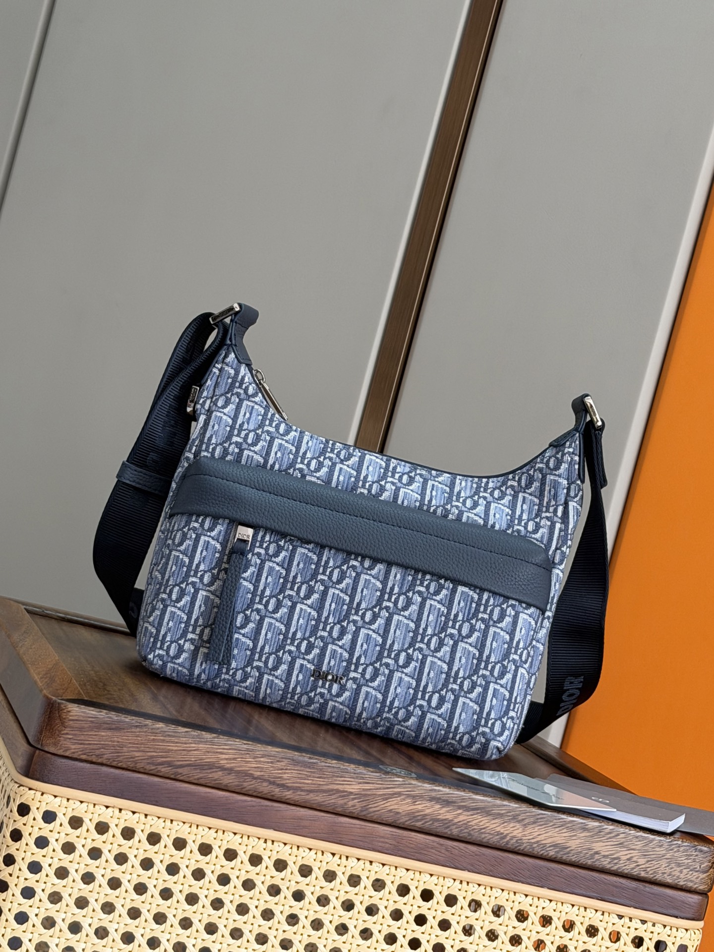 NO:556793,P This Rider Soft dumpling bag is a new product in the 2025 autumn men's wear series. It has both practical function and fashionable design. It is carefully made of blue Oblique printed fabric and other materials, with tonal grained cow leather details to enhance the style. It has a zipper compartment and a front zipper pocket to store various daily necessities. Small practical style, with adjustable shoulder strap, can be carried on the shoulder or crossbody. Model 93919 light blue cloth Size: 25 x22  x9cm (LxHxW) Main compartment can hold 2 mobile phones Fabric: Fabric, Cow Leather Lining: Fabric Zippered main compartment Internal slip pocket Front zip pocket Adjustable Christian Dior signature nylon jacquard shoulder strap Metal cladding on the front Copper alloy Dior signature on the interior   Embossed logo dust bag included Made in Italy, Dior, dior, dior, cowhide19860909P 这款Rider Soft水饺包是二零二五秋季男装系列新品,兼具实用功能与时尚设计.采用蓝色Oblique 印花面料等材质精心制作,搭配同色调粒面牛皮革细节提升格调.设有拉链隔层和正面拉链口袋,可收纳各种日常用品.小号实用款式,搭配可调节肩带,可肩背或斜挎. 型号93919浅蓝布 尺寸:25 x22 x9厘米(长x高x宽)主隔层可收纳2 部手机 面料:织物,牛皮革里料:织物拉链主隔层内部插袋 正面拉链口袋 可调节的Christian Dior标志尼龙提花肩带正面饰以金属覆层铜合金Dior 标志内部饰有 Dior 压花标志内含防尘袋意大利制造,迪奥,dior,dior,cowhide,Bag