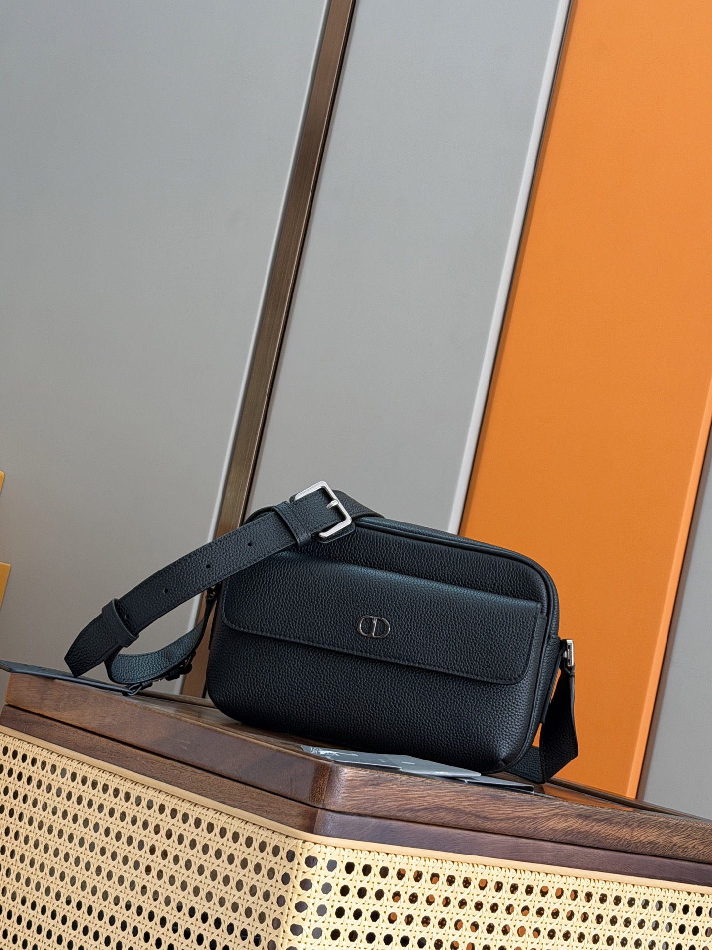 NO:584385,P [Genuinely developed top-quality original order] This CD Icon zipper messenger bag is a new product in the 2025 winter men's wear series. It has a simple design and showcases Dior's exquisite craftsmanship. It is carefully made of black matte grained cow leather and is decorated with a black metal-clad CD Icon logo on the front. It is equipped with a D-shaped ring to hang a leather luggage tag. The tag is embellished with a CD embossed logo to enhance the style. The design is practical and compact, with a front flap pocket and a back slip pocket. The compartment can store various daily necessities, including CDs.  The lining is inspired by Dior's tailoring. The style is classic and features an adjustable strap that can be worn on the shoulder or across the body, complementing a variety of items. Body in cow leather Lining in technical fabrics, cotton, cow leather Main zippered compartment Front flap pocket Back slip pocket D-ring for hanging CD embossed leather luggage tag Adjustable leather shoulder strap with shoulder pad Black metal-coated copper alloy CD icon on the front Interior embossed Dior logo  Dust bag included Made in Italy Model 93936 Black leather Dimensions 24 x 16 x 9 cm (L x H x W) Main compartment can store 2 mobile phones and 1 tablet Shoulder strap length 102 - 131 cm Length from top of shoulder strap to top of handbag 43 - 58 cm, Dior men's bag, dior, dior, cowhide19860909P  [正品开发顶级原单]这款 CD Icon 拉链信使包是二零二五冬季男装系列新品,简约设计,彰显 Dior 精湛工艺.采用黑色哑光粒面牛皮革精心制作,正面饰以黑色金属覆层 CD Icon 标志,搭配 D 形饰环可悬挂皮革行李标牌,标牌点缀以 CD 压花标志提升格调.设计实用小巧,正面翻盖口袋和背面插袋,隔层可收纳各种日常用品,CD 里料灵感源自 Dior 的精裁工艺.款式经典,搭配可调节带,可肩背或斜挎,与各式单品相得益彰. 主体牛皮革 里料科技面料,棉,牛皮革 拉链主隔层 正面翻盖口袋 背面插袋 D 形饰环可悬挂 CD 压花皮革行李标牌 可调节的皮革肩带搭配肩垫 正面黑色金属覆层铜合金 CD Icon 标志 内部饰有 Dior 压花标志 内含防尘袋 意大利制造  型号93936 黑皮 尺寸24 x 16 x 9 厘米（长 x 高 x 宽） 主隔层可收纳 2 部手机和 1 台平板电脑 肩带长度102 - 131 厘米 肩带顶端至手袋顶端长度43 - 58 厘米,迪奥男包,dior,dior,cowhide,Bag