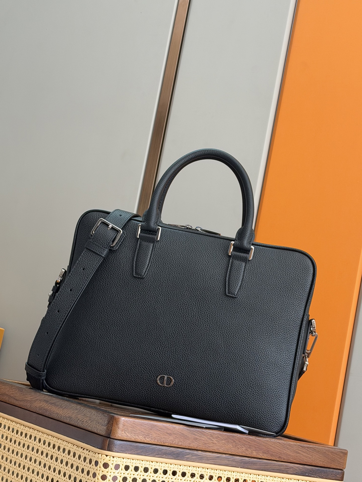 NO:584369,P [Genuinely developed top-quality original order] This CD Icon zipper briefcase is a new product in the 2025 winter men's wear series. It has a simple design and showcases Dior's exquisite craftsmanship. It is carefully made of black matte grained cow leather and is decorated with a black metal-clad CD Icon logo on the front. It is paired with a leather luggage tag hanging on the D-shaped ring and embellished with a CD embossed logo to enhance the style. The large zipper compartment has two slip pockets and a zipper pocket, inspired by the CD lining.  Tailored by Dior. Classic style with foldable top handle and adjustable, removable shoulder strap that can be carried by hand, shoulder or cross-body to complement a variety of items. Body in cow leather Lining in technical fabrics, cotton, cow leather Zip main compartment 2 slip pockets and 1 internal zip pocket D-ring for hanging CD embossed leather luggage tag Top leather handle Adjustable, removable leather shoulder strap with lobster clasp and shoulder pad  Rear side tie bar Black metal clad copper alloy CD Icon logo on front Dior embossed logo on interior Dust bag included Made in Italy Dimensions 36 x 27.5 x 5.5 cm (L x H x W) Main compartment can hold 1 13' laptop, A4 files and 1 tablet Shoulder strap length 110 - 138 cm Length from top of strap to top of bag 42 -  57 cm model 93935 black leather, Dior men's bag, dior, dior, cowhide19860909P [正品开发顶级原单] 这款 CD Icon 拉链公文包是二零二五冬季男装系列新品,简约设计,彰显 Dior 精湛工艺.采用黑色哑光粒面牛皮革精心制作,正面饰以黑色金属覆层 CD Icon 标志,搭配悬挂在 D 形饰环上的皮革行李标牌,点缀以 CD 压花标志提升格调.宽大的拉链隔层设有两个插袋和一个拉链口袋,CD 里料灵感源自 Dior 的精裁工艺.款式经典,搭配可折叠顶部手柄和可调节、可拆卸的肩带,可手提、肩背或斜挎,与各式单品相得益彰. 主体牛皮革 里料科技面料,棉,牛皮革 拉链主隔层 2 个插袋和 1 个内部拉链口袋 D 形饰环可悬挂 CD 压花皮革行李标牌 顶部皮革手柄 可调节、可拆卸的皮革肩带搭配龙虾扣和肩垫 后侧拉杆饰带 正面黑色金属覆层铜合金 CD Icon 标志 内部饰有 Dior 压花标志 内含防尘袋 意大利制造  尺寸36 x 27.5 x 5.5 厘米（长 x 高 x 宽） 主隔层可收纳 1 部 13 英寸笔记本电脑、A4 文件和 1 部平板电脑 肩带长度110 - 138 厘米 肩带顶端至手袋顶端长度42 - 57 厘米 型号93935黑皮,迪奥男包,dior,dior,cowhide,Bag