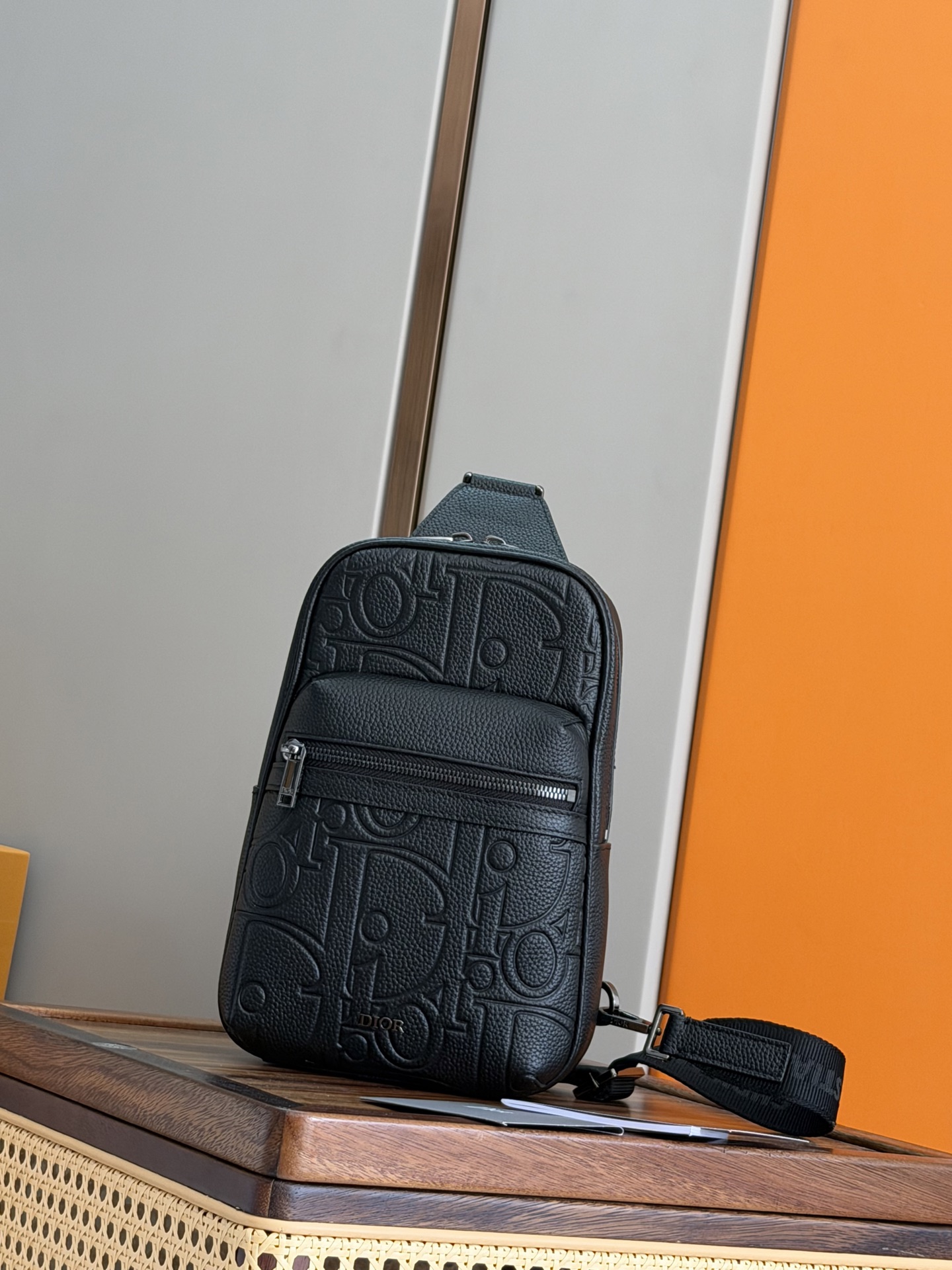 NO:584389,P [Genuine development top original] This Rider2.0 belt bag is a practical and modern style. Crafted in beige and black Oblique print, decorated with tonal grained cowhide details and Dior logo. The main compartment and front pocket are equipped with zippers to easily store all your essentials, and the adjustable shoulder strap can be worn on the shoulder or crossbody. Main fabric composition: calfskin, cotton and technical fabrics Technical fabric lining, cotton and calfskin Zippered main compartment Internal slip pocket  Front zip pocket Adjustable nylon jacquard shoulder strap with Christian Dior signature 2 key rings on the back for additional carrying options Padded mesh back with Dior signature Brass Dior signature on the front with nail-toned finish Embossed Dior signature on the inside Includes protective bag Made in Italy Dimensions 17 x 26  Model 93915 black leather embossed, Dior men's bag, dior, dior, cowhide19860909P [正品开发顶级原单] 这款Rider2.0腰包是一款实用而现代的款式.采用米色和黑色Oblique印花精心制作,饰以同色调粒面牛皮细节和Dior标志.主隔层和前袋均配有拉链,方便收纳所有必需品,可调节肩带可肩背或斜挎.  主要面料成分小牛皮、棉和科技面料 科技面料衬里,棉和小牛皮 拉链主隔层 内部插袋  正面拉链口袋 可调节尼龙提花肩带,饰以Christian Dior标志背面有2个钥匙圈,提供额外的携带选项  加垫网布背面饰以Dior标志  正面饰以黄铜Dior标志,搭配钉色调饰面  内侧饰有压花Dior标志 包括保护袋 意大利创作 尺寸17 x 26 X 8厘米（长X高X宽） 主隔间可放－部手机 型号93915黑皮压花,迪奥男包,dior,dior,cowhide,Bag