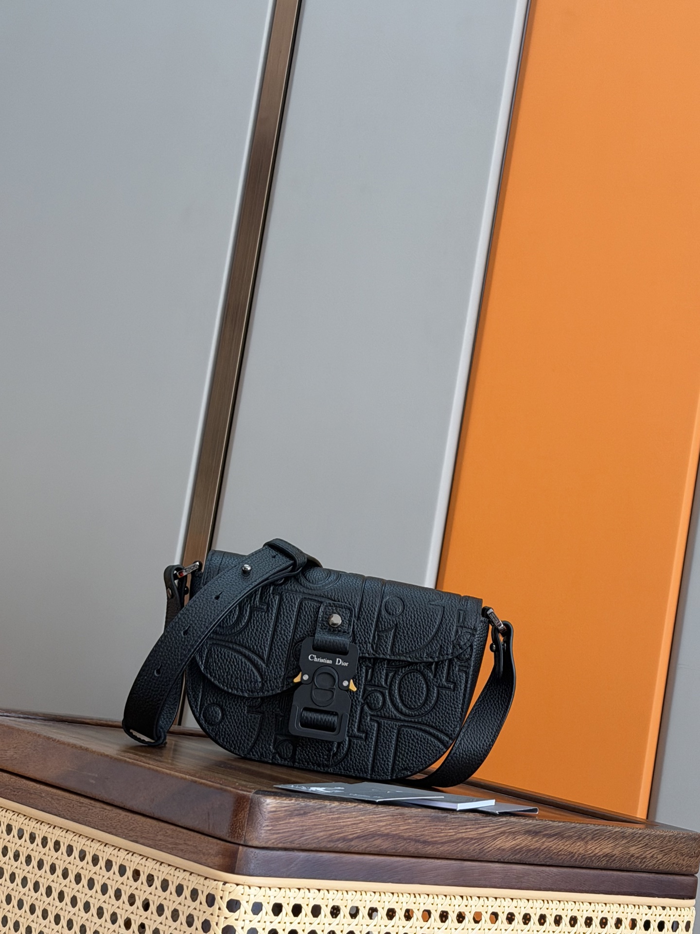 NO:584378,P [Genuine development of top quality original items] This saddle clutch with shoulder strap is a new item launched in the 2025 spring men's wear series. It adopts a fashionable design, showing exquisite elegance, and enhances the style of the classic saddle series. It is carefully made of jacquard fabric, decorated with metallic luster lines and Oblique printing, with a dark gray grained cow leather saddle flap, embellished with Christian Dior  Signature aluminum buckle. Comes with a detachable and adjustable leather shoulder strap that can be carried by hand, on the shoulder or across the body. Metallic Oblique print Dark gray grained calfskin Dior logo on the inside Flap closure with aluminum buckle embossed with the Christian Dior logo and CD initials Detachable and adjustable leather shoulder strap Reference: 93366 Black leather embossed Dimensions 19.5 x 13 x 4.3  cm,Dior men's bag,dior,dior,handbag,cowhide19860909P  [正品开发顶级原单] 这款马鞍手拿包附有肩带,是二零二五春季男装系列推出的新款单品,采用时尚的设计,彰显精致的优雅气质,为经典的马鞍系列提升格调.采用提花面料精心制作,饰以金属光泽线和 Oblique 印花,搭配深灰色粒面牛皮革马鞍翻盖,点缀以 Christian Dior 标志铝扣.搭配可拆卸、可调节的皮革肩带,可手提、肩背或斜挎. 金属色 Oblique 印花 深灰色粒面牛皮革 内侧饰有 Dior 标志 翻盖开合,搭配饰以 Christian Dior 标志和 CD 首字母的铝扣 可拆卸、可调节的皮革肩带 编号: 93366黑皮压花 尺寸19.5 x 13 x 4.3 厘米,迪奥男包,dior,dior,handbag,cowhide,Bag