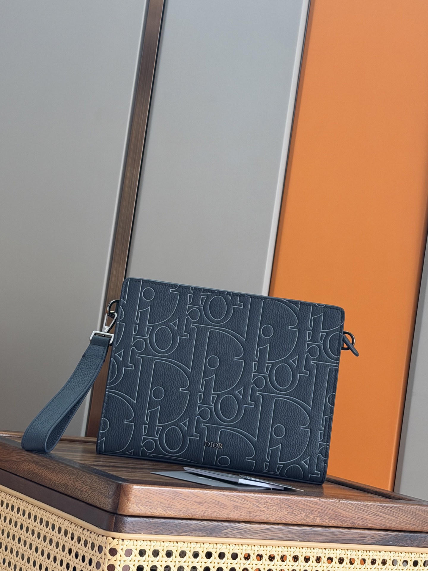 NO:602544,P Top A5 Clutch Black Oblique Print No.: 2ESCA483YKY_H03E Dimensions 27×19.5×6 cm (Length×Height×Width) This clutch is a Dior staple. Crafted in black Oblique printed jacquard fabric, inspired by the Dior archives, with Dior emblazoned on the front  Signature enhances style. Features a wide zippered compartment for your phone and six card slots. Comes with a removable grained cowhide leather wrist strap that can be carried by hand or in a handbag. Interior made of smooth cowhide interior slip pocket 6 grained cowhide card slots Removable grained cowhide wristband with lobster clasp metal-clad brass Dior logo on the front with Dior embossed logo on the inside. Dust bag included, Dior men's bag, dior, dior, handbag, cowhide19860909P 顶级 A5 手拿包黑色 Oblique 印花 编号:2ESCA483YKY_H03E 尺寸27×19.5×6厘米（长×高×宽） 这款手拿包是Dior的主打单品.采用黑色Oblique 印花提花面料精心制作,从Dior档案汲取灵感,正面饰以Dior 标志提升格调.设有一个可收纳手机的宽大拉链隔层,还有六个卡槽.搭配可拆卸的粒面牛皮革腕带,可手提或放入手袋中. 内部采用光滑牛皮革内部插袋 6个粒面牛皮革卡槽 可拆卸粒面牛皮革腕带搭配龙虾扣正面金属覆层黄铜Dior标志内侧饰以 Dior压花标志内含防尘袋,迪奥男包,dior,dior,handbag,cowhide,Bag