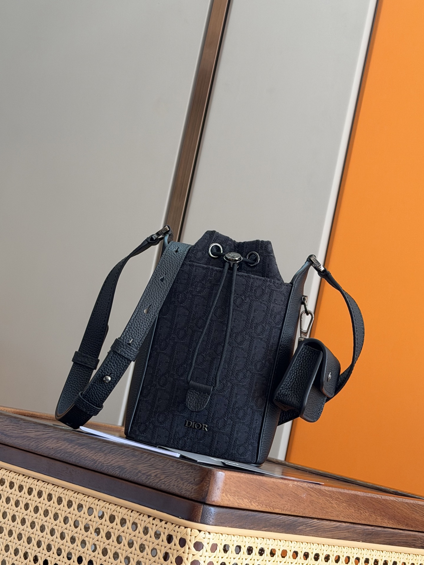 NO:770824,P [Genuine development, top quality original order] This bucket bag is a new product in the 2025 winter men's wear series, highlighting fashionable style. It has a crisp design and is carefully made of black grained cow leather and other materials, with Dior logo on the front  Logo. Equipped with an internal drawstring pouch and two slip pockets, which can store various daily necessities. The removable pouch hanging on one side can store headphones, keys or change for easy access. Mini style, with adjustable leather shoulder strap, can be carried on the shoulder or crossbody. Size 13.5 x 22 x 7 cm No.: 93941 Full leather black cloth blue cloth, Dior men's bag, dior, dior, cowhide19860909P  [正品开发 顶级原单] 这款水桶包是二零二五冬季男装系列新品,彰显时尚风范.挺括设计,采用黑色粒面牛皮革等材质精心制作,正面饰以 Dior 标志.设有一个内部抽绳小袋和两个插袋,可收纳各种日常用品,一侧悬挂的可拆卸小袋,可收纳耳机、钥匙或零钱,便于轻松取用.迷你款式,搭配可调节的皮革肩带,可肩背或斜挎. 尺寸13.5 x 22 x 7 厘米 编号: 93941 全皮 黑布 蓝布,迪奥男包,dior,dior,cowhide,Bag