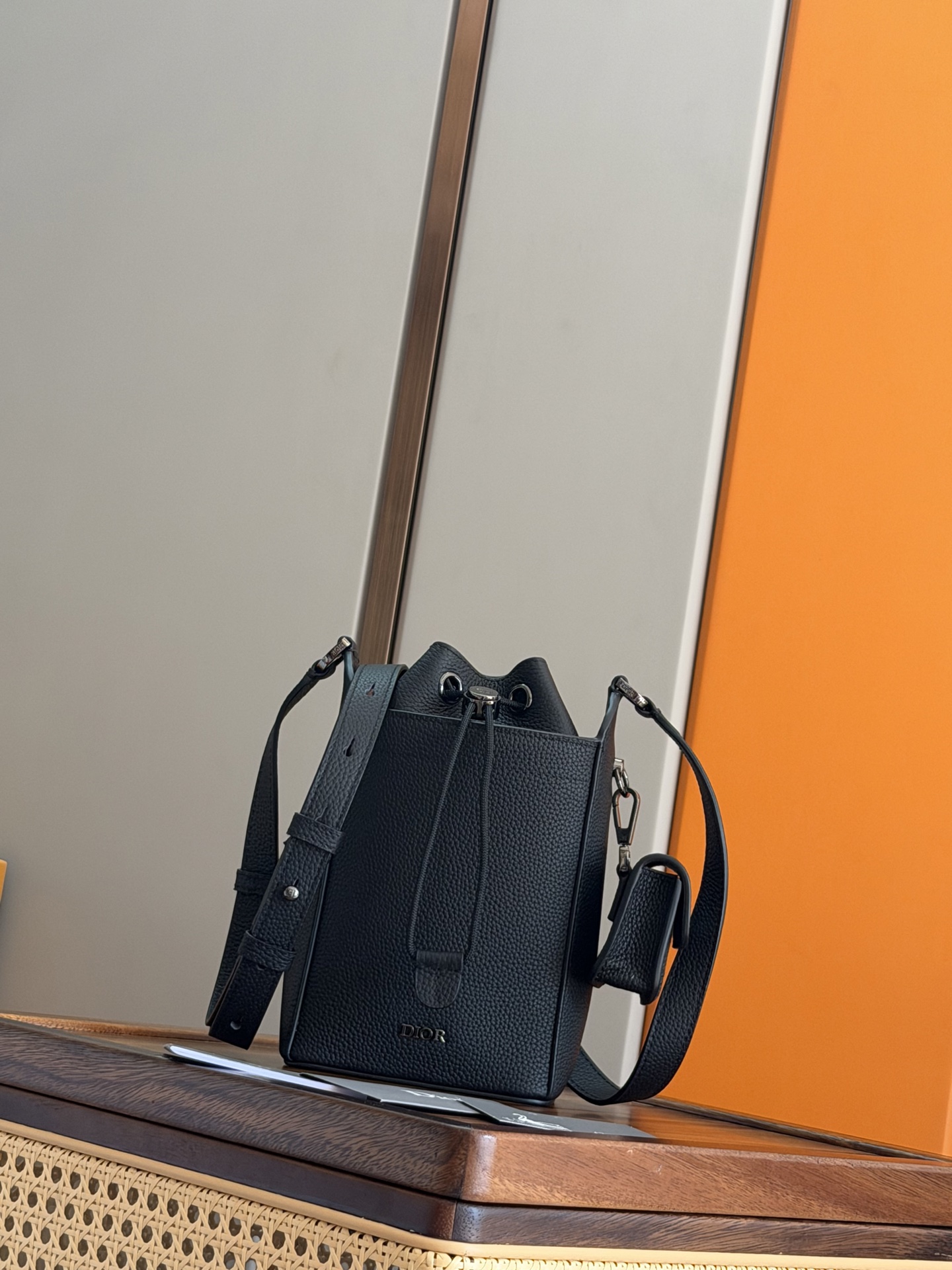 NO:770838,P [Genuine development, top quality original order] This bucket bag is a new product in the 2025 winter men's wear series, highlighting fashionable style. It has a crisp design and is carefully made of black grained cow leather and other materials, with Dior logo on the front  Logo. Equipped with an internal drawstring pouch and two slip pockets, which can store various daily necessities. The removable pouch hanging on one side can store headphones, keys or change for easy access. Mini style, with adjustable leather shoulder strap, can be carried on the shoulder or crossbody. Size 13.5 x 22 x 7 cm No.: 93941 Full leather black cloth blue cloth, Dior men's bag, dior, dior, cowhide19860909P [正品开发 顶级原单] 这款水桶包是二零二五冬季男装系列新品,彰显时尚风范.挺括设计,采用黑色粒面牛皮革等材质精心制作,正面饰以 Dior 标志.设有一个内部抽绳小袋和两个插袋,可收纳各种日常用品,一侧悬挂的可拆卸小袋,可收纳耳机、钥匙或零钱,便于轻松取用.迷你款式,搭配可调节的皮革肩带,可肩背或斜挎. 尺寸13.5 x 22 x 7 厘米 编号: 93941 全皮 黑布 蓝布,迪奥男包,dior,dior,cowhide,Bag