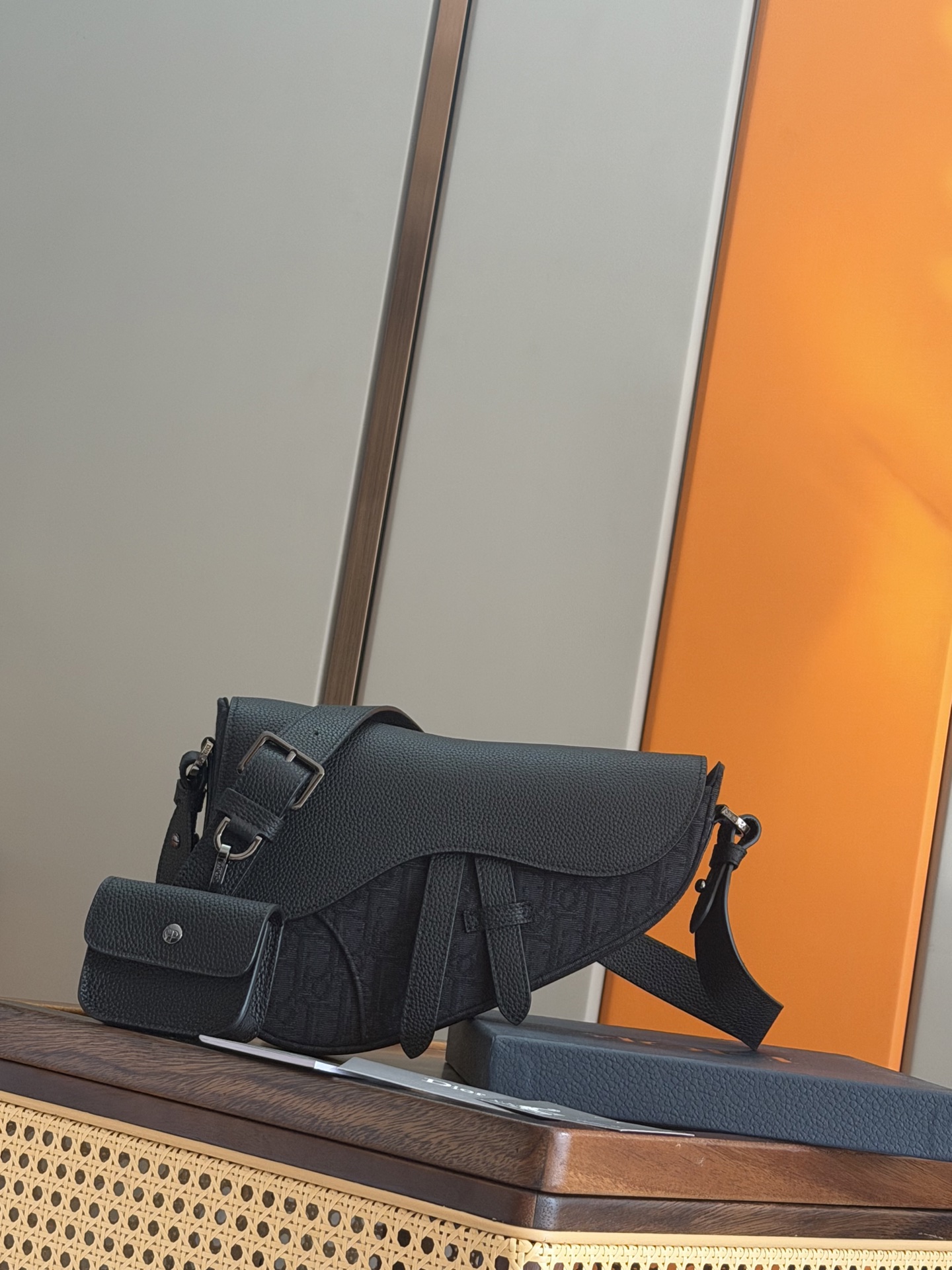 NO:770847,P [Genuine development, top quality original] This saddle bag debuted at the Dior 2025 winter series show, reinterpreting the classic design with a fashionable silhouette. Black soft grained cow leather style, with a classic silhouette magnetic flap to enhance the style. It has a spacious internal compartment with a zipper pocket for added practicality. The adjustable and removable shoulder strap with D-shaped ring can hang various accessories, and can be comfortably worn cross-body or hand-held. Dimensions 26 x 17 x 5 cm (L x  Height19860909P [正品开发 顶级原单] 这款马鞍包于迪奥二零二五冬季系列发布秀首次亮相,以时尚廓形重新演绎经典设计.黑色柔软粒面牛皮革款式,搭配经典轮廓磁性翻盖提升格调,内设宽敞隔层,带有一个拉链口袋,增添实用性.可调节、可拆卸肩带搭配 D 形饰环可悬挂各式配饰,可舒适斜挎或手提. 尺寸26 x 17 x 5 厘米（长 x 高 x 宽） 编号: 93939全皮 黑布 蓝布,迪奥男包,dior,cowhide,Bag