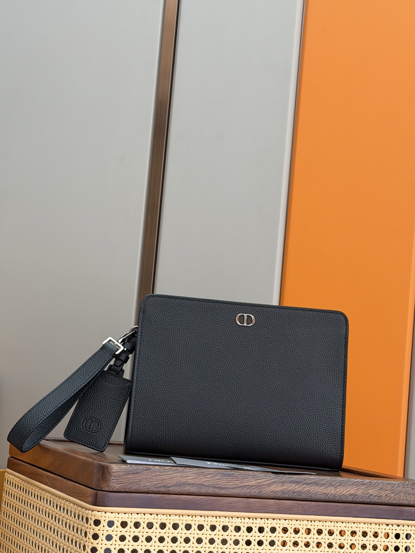 NO:770794,P [Genuine development, top quality original] This CD Icon A5 triangular clutch bag is a new product in the 2025 winter men's wear series. The simple design highlights Dior's extraordinary craftsmanship. It is carefully made of black matte grained cow leather. The front is decorated with a black metal-coated copper alloy CD Icon logo to enhance the style. A D-shaped ring hangs a leather luggage tag, embellished with CD  The debossed logo enhances the style. The large zippered compartment is suitable for storing mobile phones, and there are also slip pockets and CD lining inspired by Dior's tailoring spirit, which is more refined. It is equipped with a detachable grained cow leather wrist strap, which can be carried or placed in a handbag. Main body of cow leather Lining technical fabrics, cotton, cow leather Zippered main compartment Internal slip pocket D-shaped ring with leather luggage tag embellished with CD debossed logo Grained cow leather wrist strap with lobster clasp  Black metal clad copper alloy CD Icon logo on the front Dior embossed logo on the interior Dust bag included No.: 93938 Black leather Dimensions 27 x 20 x 6.5 cm (L x H x W) Main compartment can store a variety of mobile phones Dimensions and weight details may vary depending on product material, Dior men's bag, dior, dior, handbag, cowhide19860909P [正品开发 顶级原单]这款 CD Icon A5 三角形手拿包是二零二五冬季男装系列新品,简约的设计彰显 Dior 非凡的精湛工艺.采用黑色哑光粒面牛皮革精心制作,正面饰以黑色金属覆层铜合金 CD Icon 标志提升格调,D 形饰环悬挂皮革行李标牌,点缀以 CD 凹印标志提升格调.宽大的拉链隔层适合收纳手机,另外还设有插袋和灵感源自 Dior 精裁精神的 CD 里料,更显精致.搭配可拆卸的粒面牛皮革腕带,可手提或放入手袋中. 主体牛皮革 里料科技面料,棉,牛皮革 拉链主隔层 内部插袋 D 形饰环搭配点缀以 CD 凹印标志的皮革行李标牌 粒面牛皮革腕带搭配龙虾扣 正面黑色金属覆层铜合金 CD Icon 标志 内部饰有 Dior 压花标志 内含防尘袋 编号: 93938 黑皮 尺寸27 x 20 x 6.5 厘米（长 x 高 x 宽） 主隔层可收纳各类手机 尺寸和重量详情可能因产品材质而有所不同,迪奥男包,dior,dior,handbag,cowhide,Bag