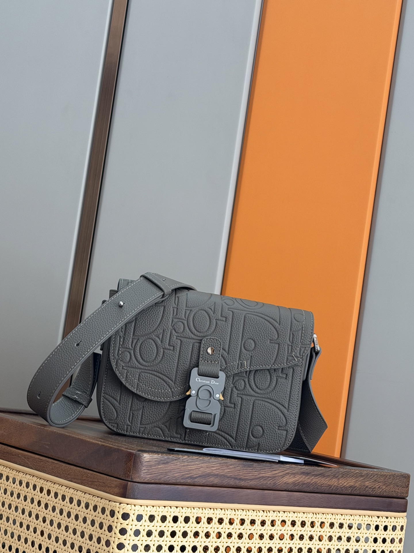 NO:770799,P Top Original Order This saddle messenger bag is new this season, exquisite and fashionable. It is carefully made of military green grained cow leather, decorated with contrasting topstitching, with a flap that highlights the saddle-style aesthetic, and is embellished with aluminum buckles to enhance the style. Mini style, spacious interior, equipped with a patch pocket for more exquisiteness, which can store various daily necessities, with adjustable leather and CHRISTIAN DIOR logo jacquard shoulder straps, which can be carried on the shoulder or crossbody.  Army green grained calf leather with contrasting topstitching Interior embossed DIOR logo Adjustable leather and leather shoulder strap CHRISTIAN DIOR logo flap closure Aluminum buckle with Christian Dior logo and CD initials Internal patch pocket Dust bag included Dimensions 2319860909P 顶级原单 这款马鞍信使包是本季新品,精巧时尚.采用军绿色粒面牛皮革精心制作,饰以对比鲜明的缉面线,搭配彰显马鞍风格审美的翻盖,点缀以铝扣提升格调.迷你款式,内部空间宽敞,设有一个贴袋更显精致,可收纳各种日常用品,搭配可调节的皮革和CHRISTIAN DIOR标志提花肩带,可肩背或斜挎. 军绿色粒面牛皮革搭配对比鲜明的缉面线 内部饰以DIOR压花标志 可调节的皮革和皮肩带CHRISTIAN DIOR标志肩带 翻盖开合 铝扣饰以Christian Dior标志和CD首字母 内部贴袋 内含防尘袋 尺寸23 x 18 x 6 厘米 可收纳各种型号的 iPhone 编号93362军绿色／花,迪奥男包,dior,dior,cowhide,Bag