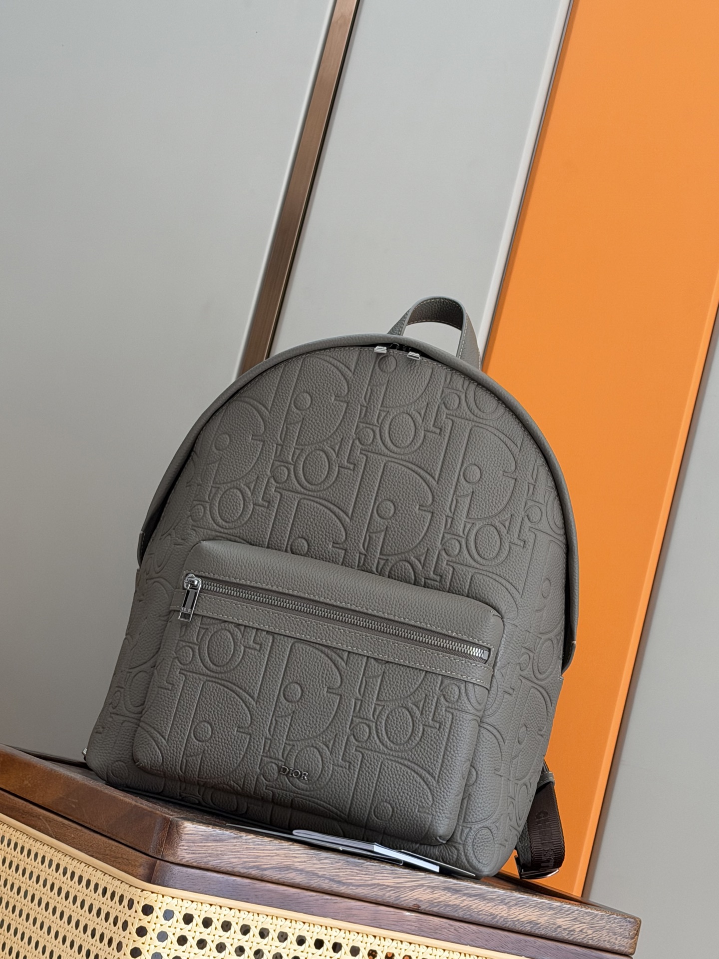 NO:770786,P [发][发][发] (Top original order) This Rider 2.0 backpack is a new product in the 2025 autumn men's wear series, launching a new version of Dior's classic items. Dior Gravity printed effect leather uses embossing technology to delicately present the classic pattern on the military green leather. The front is decorated with the Dior logo, fully demonstrating Dior The exquisite craftsmanship of the workshop. Two-way zipper closure, with large front zipper pocket and adjustable padded shoulder strap, it is an ideal handbag for daily life. Size 31 x 40 x 18 cm No.: 93328 Army green leather embossed, Dior men's bag, dior, dior, backpacks, cowhide19860909P [發][發][發] (顶级原单)这款 Rider 2.0 双肩背包是二零二五秋季男装系列新品,为 Dior 的经典单品推出全新版本.Dior Gravity 印花效果皮革采用压花工艺将经典图案精致地呈现于军绿皮牛皮革之上,正面饰以 Dior 标志,充分彰显 Dior 工坊的精湛工艺.双向拉链开合,搭配正面大号拉链口袋和可调节的加垫肩带,是日常生活的理想手袋. 尺寸31 x 40 x 18 厘米 编号: 93328 军绿皮压花,迪奥男包,dior,dior,backpacks,cowhide,Bag