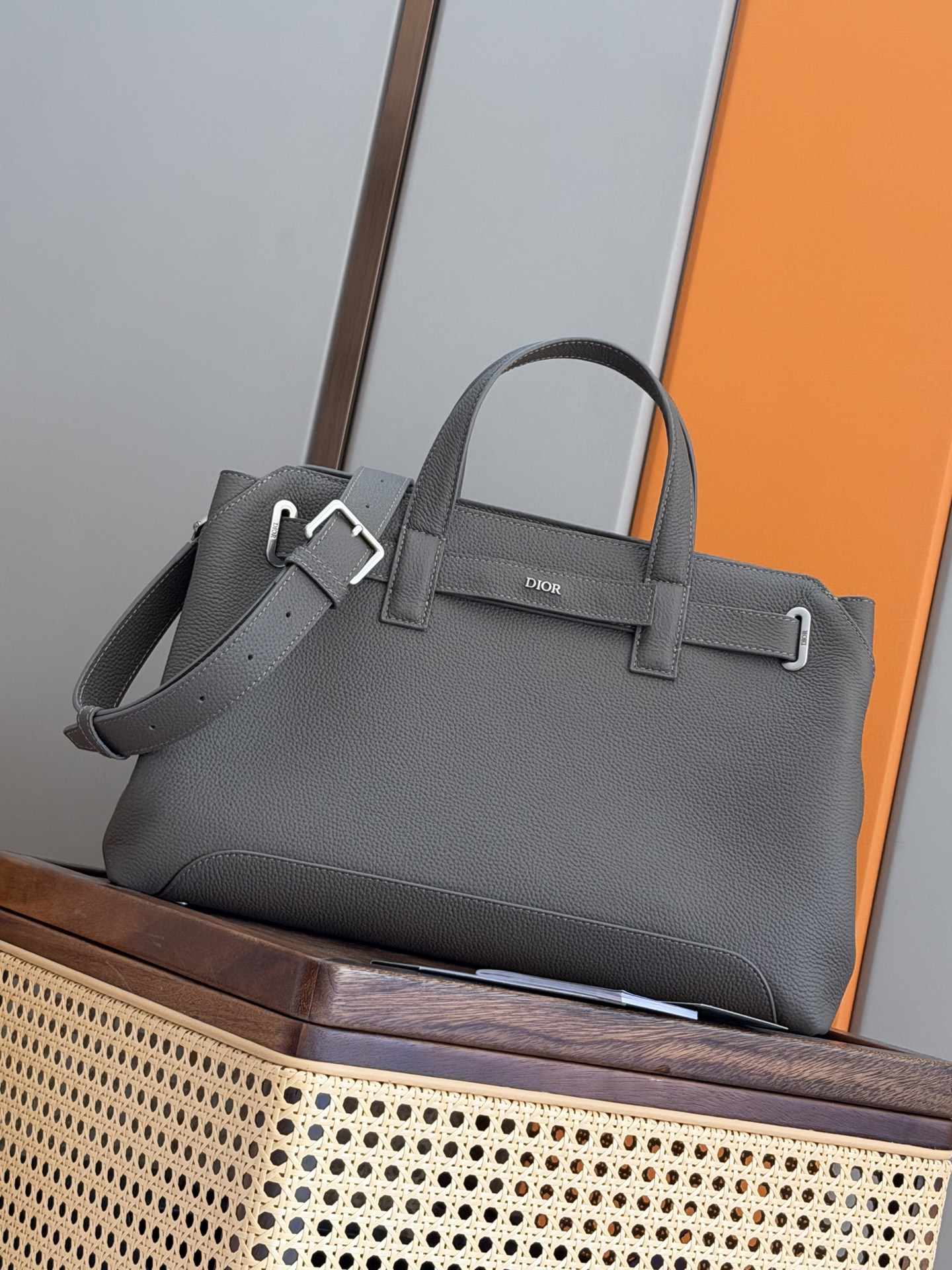 NO:770831,P This Dior Normandie handbag combines practical design with Dior's haute couture spirit. Carefully crafted from military green Dior Icons cow leather, it reflects the exquisite craftsmanship of the Dior workshop. Decorated with Dior Normandie signature eyelets to enhance the style, with an adjustable Dior leather strap that can be stowed or opened for a casual style. The side shows a personalized structural design with Dior  Signature feet and a padded top handle, exquisite details highlight its elegant charm. The interior is spacious, with a herringbone pattern lining, two slip pockets and a zipper pocket. Medium style, with an adjustable and removable leather shoulder strap, which can be carried by hand or comfortably carried on the shoulder. Main body cow leather Lining cotton, cow leather Spacious main compartment with leather strap Internal double slip pockets Internal zip pocket Adjustable, removable leather shoulder strap Top padded leather handle 5 metallic Dior  Logo feet Dior logo in copper alloy with antique silver finish on the front Dior embossed logo on the interior Dimensions 38x 25 x 17 cm Reference number: 93926 Army green leather small, Dior men's bag, dior, dior, cowhide19860909P 这款 Dior Normandie 手袋将实用设计与 Dior 的高订精神融为一体.采用军绿色 Dior Icons 牛皮革精心制作,彰显 Dior 工坊的精湛工艺.饰以 Dior Normandie 特色孔眼提升格调,搭配可调节的 Dior 皮革带,可收起或敞开,尽显休闲风范.侧面展示个性结构设计,并带有 Dior 标志垫脚和加垫顶部手柄,精致的细节突显其高雅的魅力.内部空间宽敞,搭配人字形图案里料,设有两个插袋和一个拉链口袋.中号款式,搭配可调节、可拆卸的皮革肩带,可手提或舒适肩背. 主体牛皮革 里料棉,牛皮革 宽敞的主隔层搭配皮革带 内部双插袋 内部拉链口袋 可调节、可拆卸的皮革肩带 顶部加垫皮革手柄 5 个金属光泽 Dior 标志垫脚 正面饰以复古银色饰面铜合金 Dior 标志 内部饰有 Dior 压花标志 尺寸38x 25 x 17 厘米 编号: 93926军绿皮小号,迪奥男包,dior,dior,cowhide,Bag